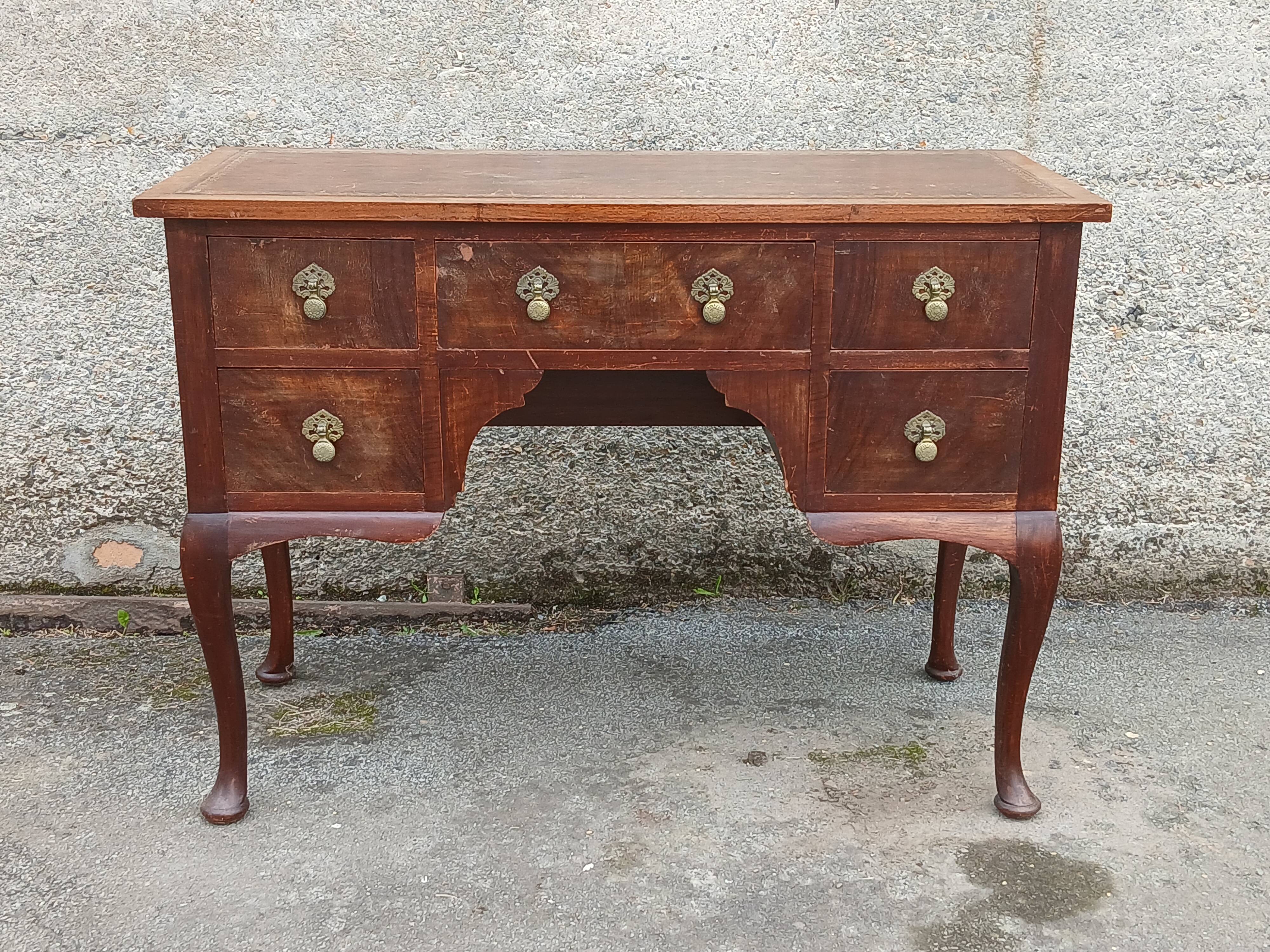 Chippendale-style desk in mahogany veneer.