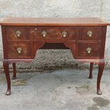 Chippendale-style desk in mahogany veneer.
