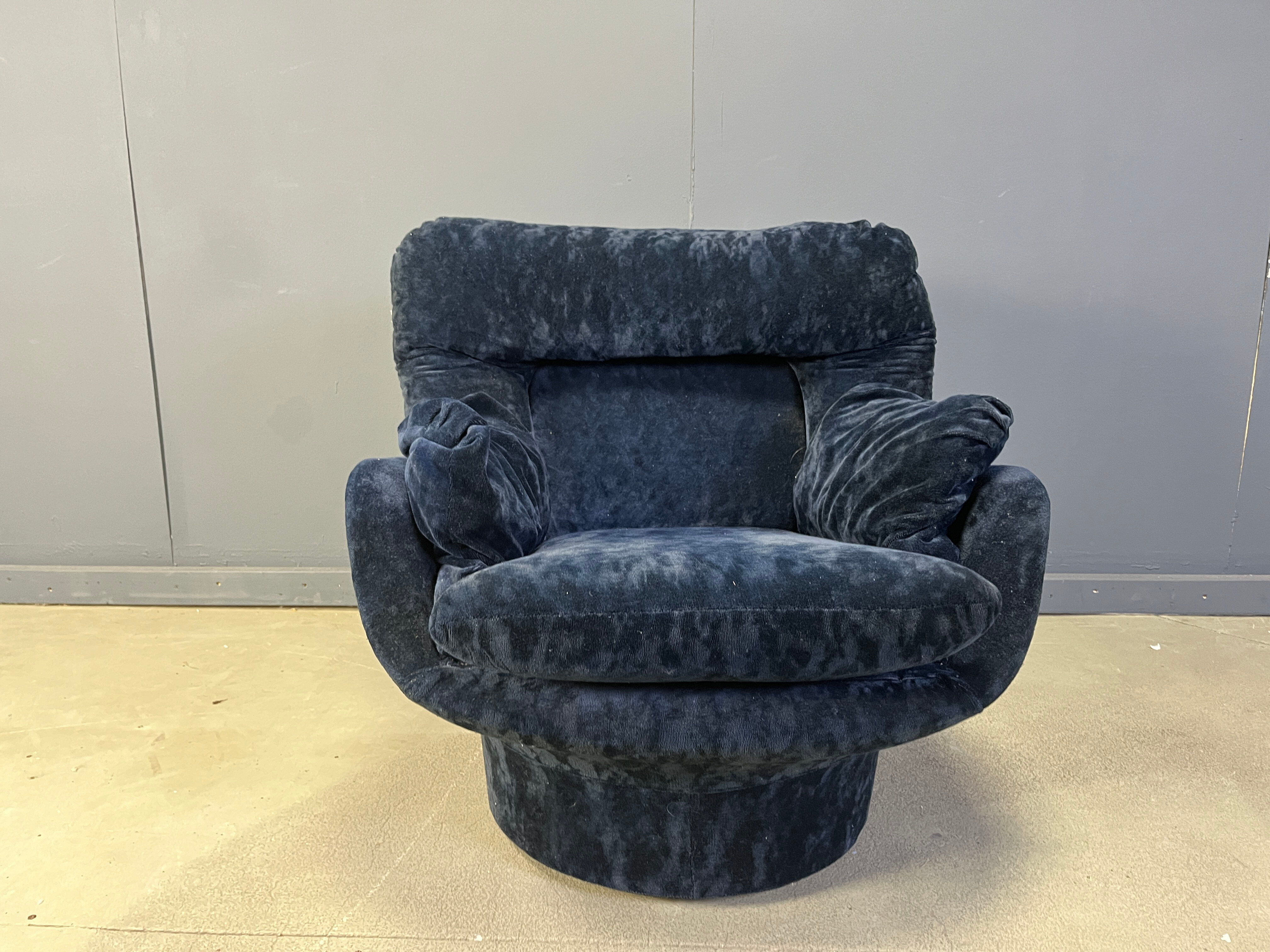Blue velvet lounge chair 'Karate' by Michel Cadestin, France 1970s