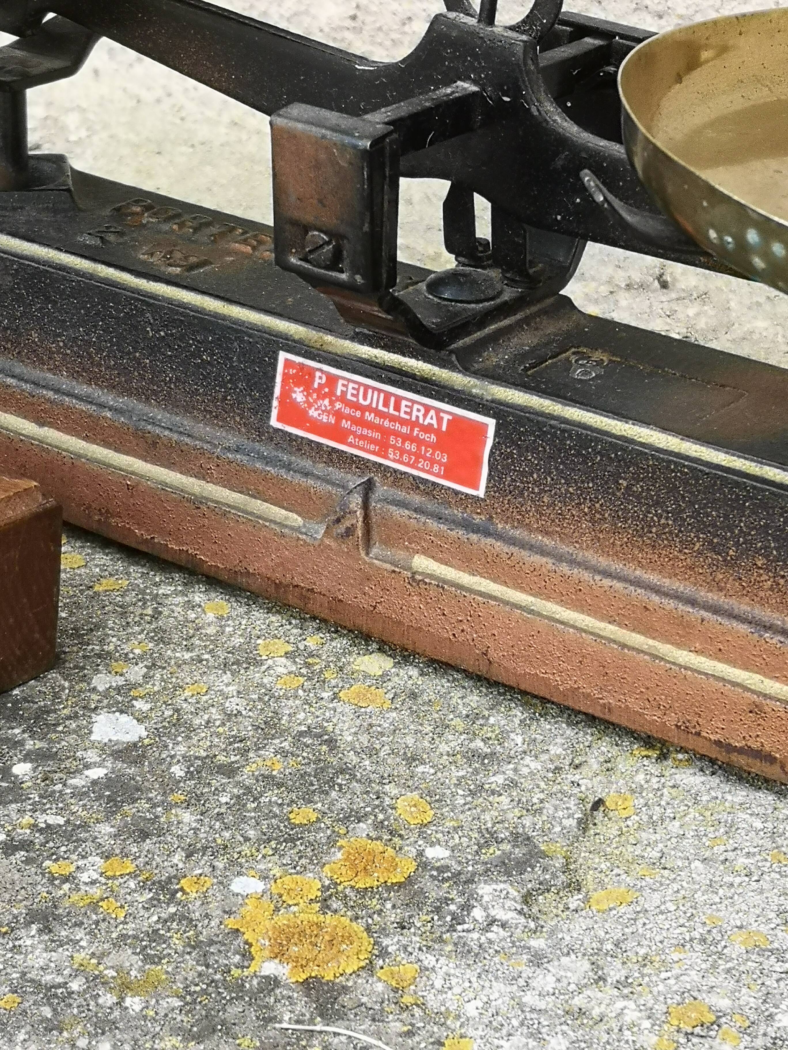 Roberval balance with weight