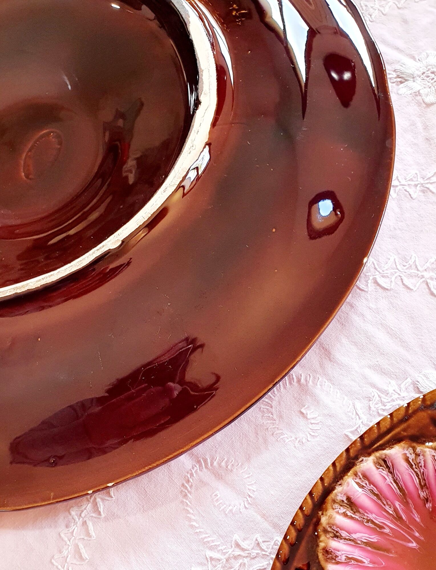 Service oyster plates and presentation dish Vallauris signed Marius Giuge vintage pink