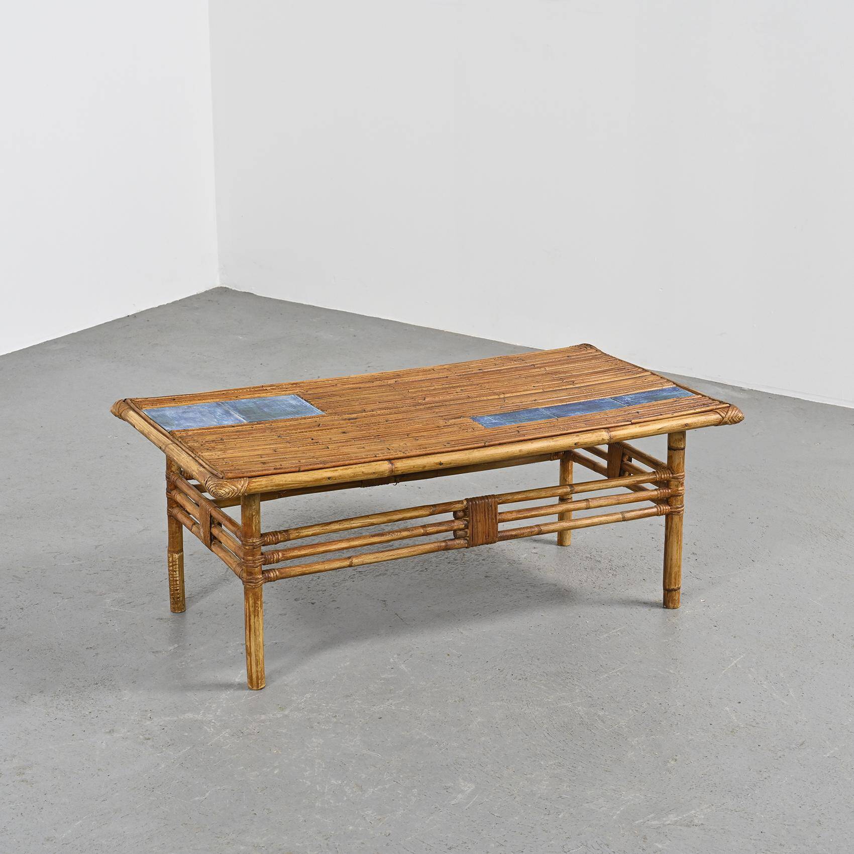 Table basse à carreaux de céramique bleus par Robert et Jean Cloutier