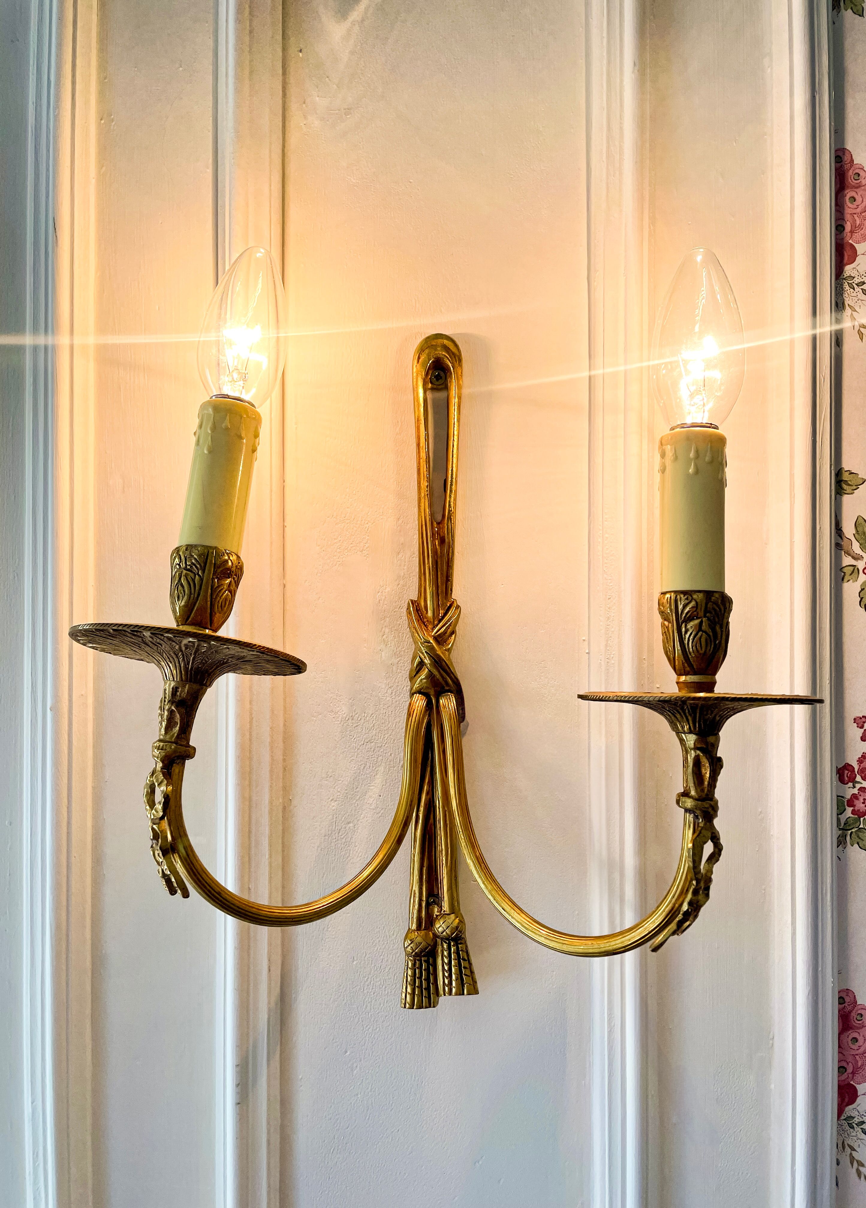 Wall light in solid brass in Empire / Neoclassical style.