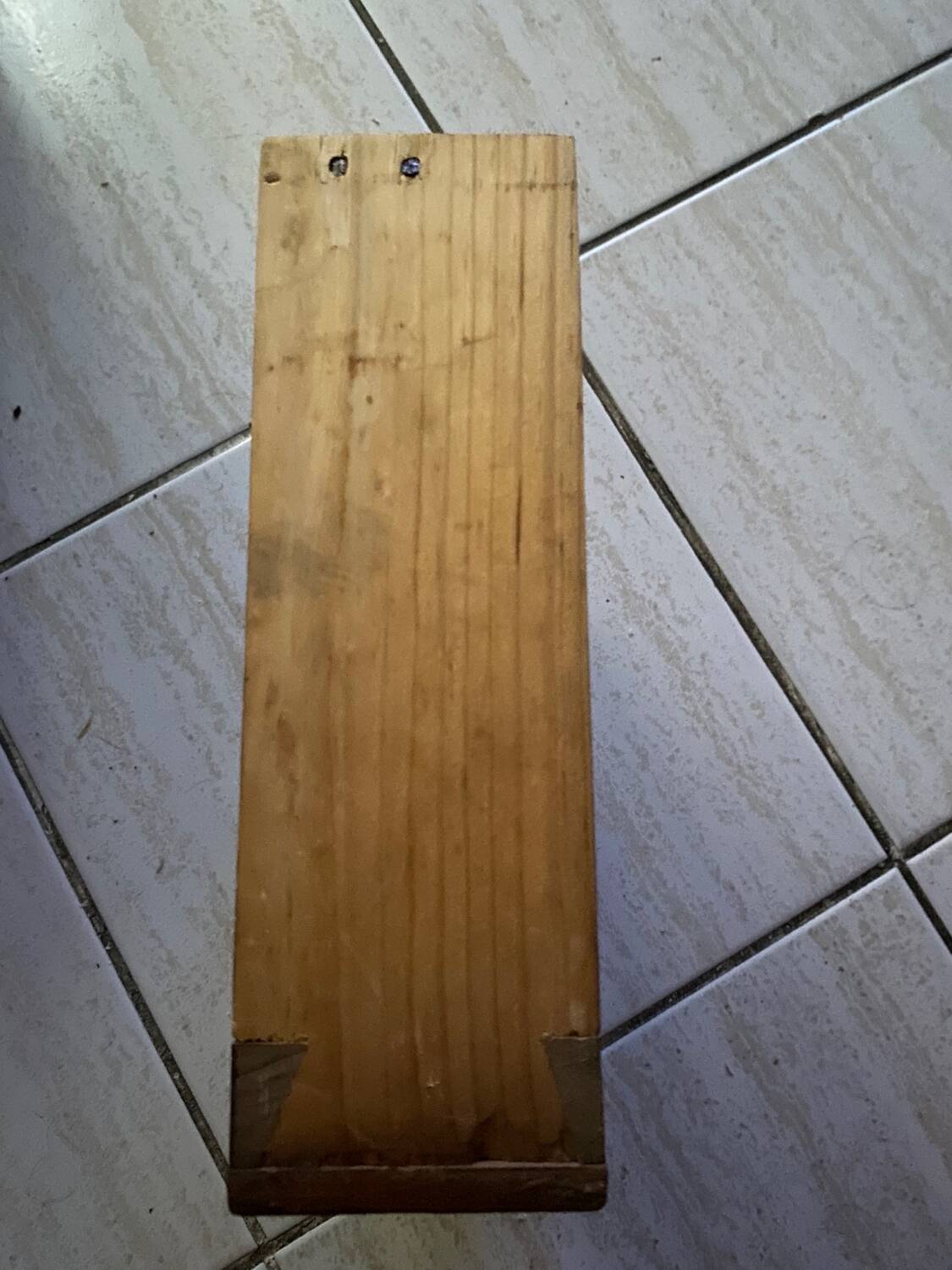 2 tiroirs en bois au bouton en laiton ciselé .