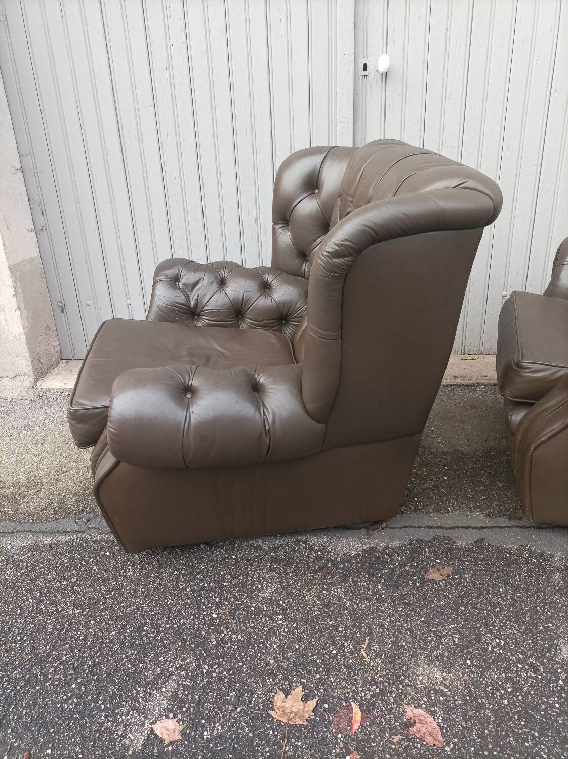 Pair of Chesterfield armchairs with footrest