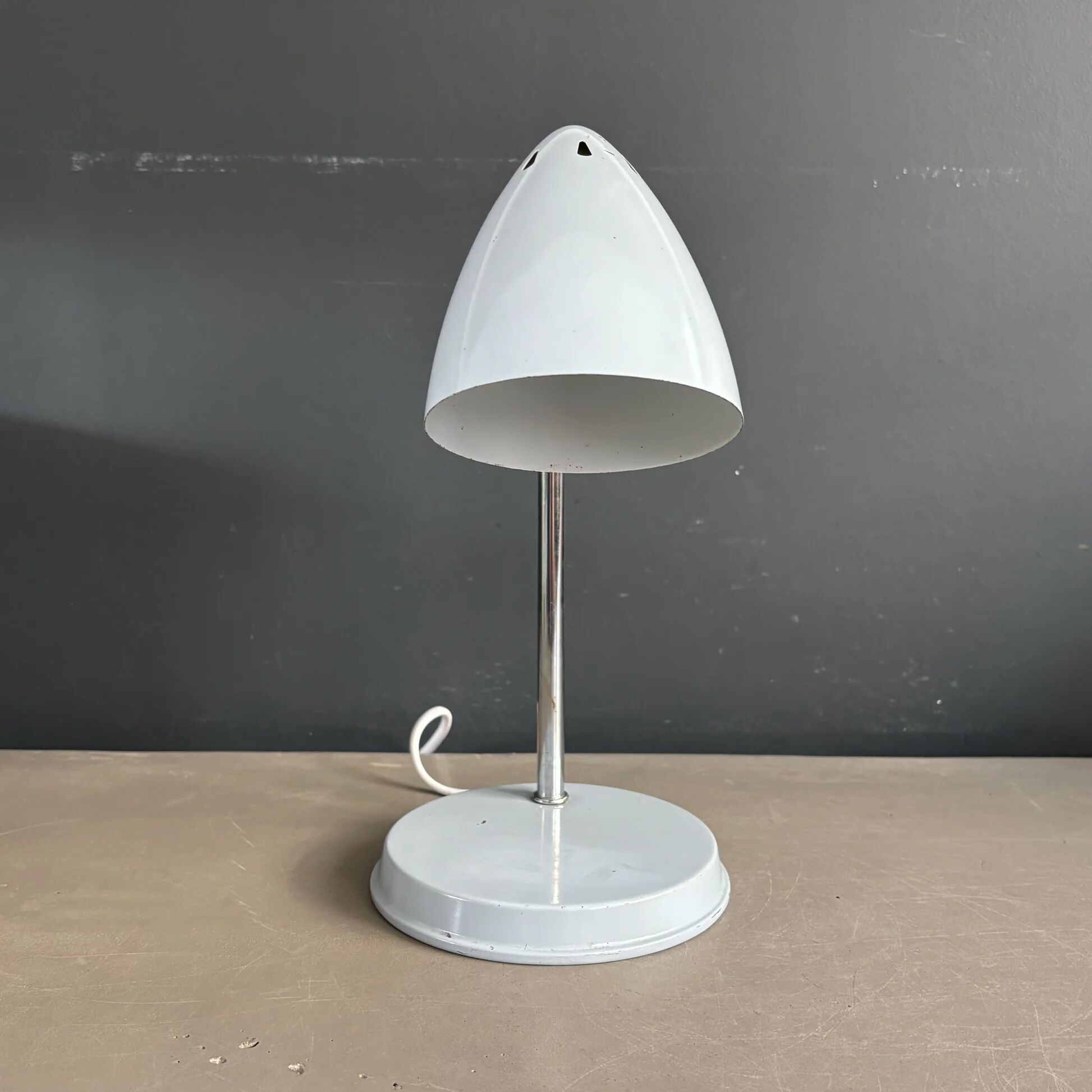 Vintage desk lamp Kompernass adjustable in pearl grey lacquered metal.