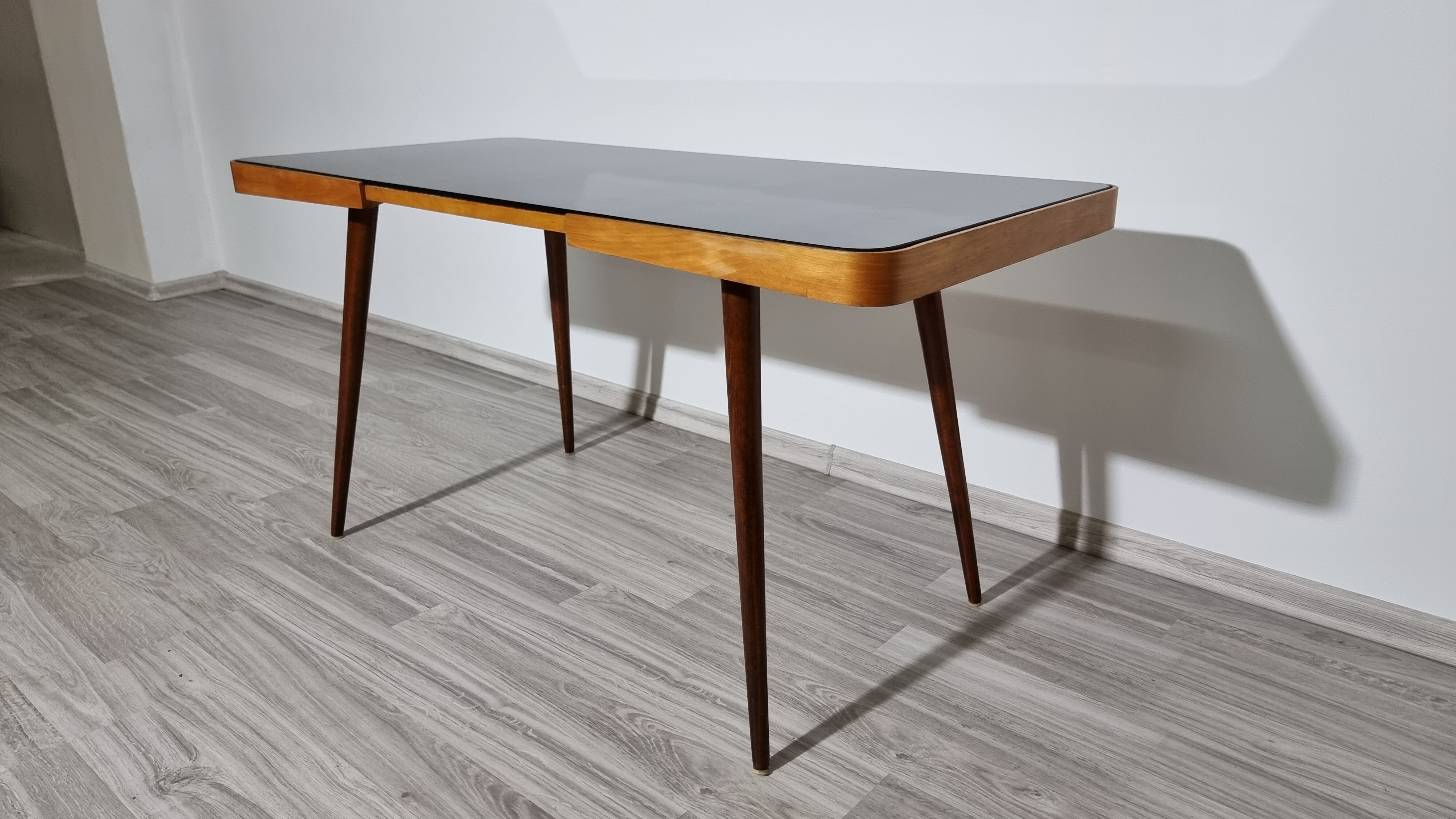 Table basse par Jiri Jiroutek