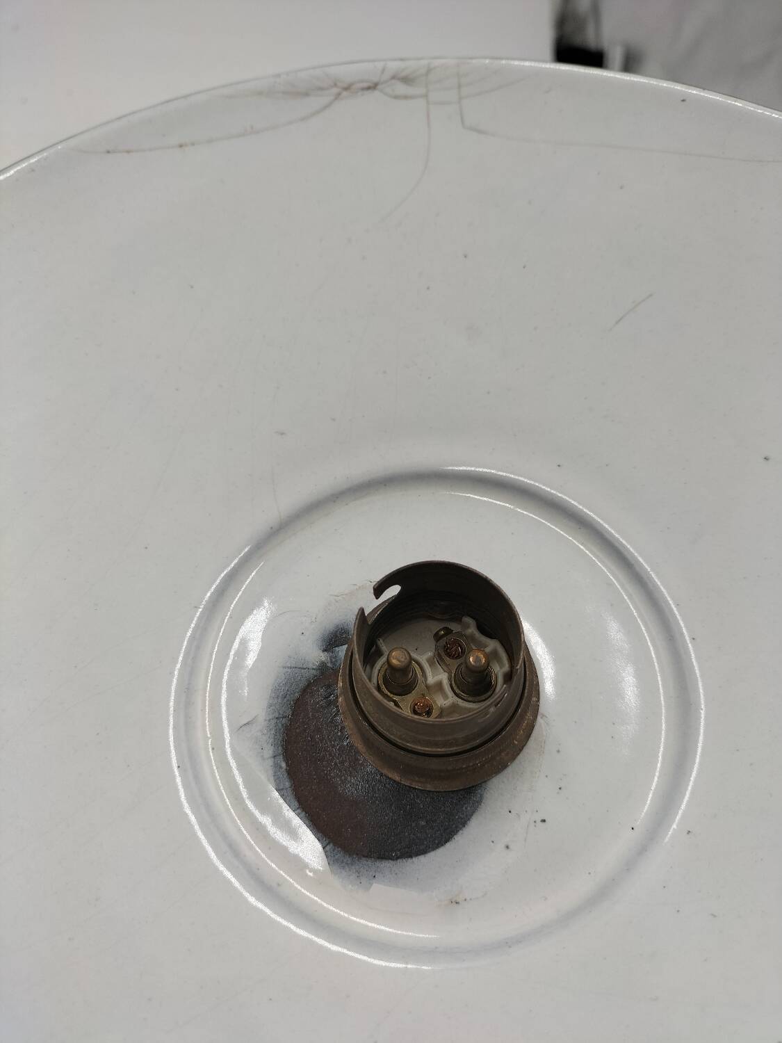 2 enamelled sheet metal suspensions