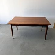 Table à manger rectangulaire à rallonges design scandinave en teck