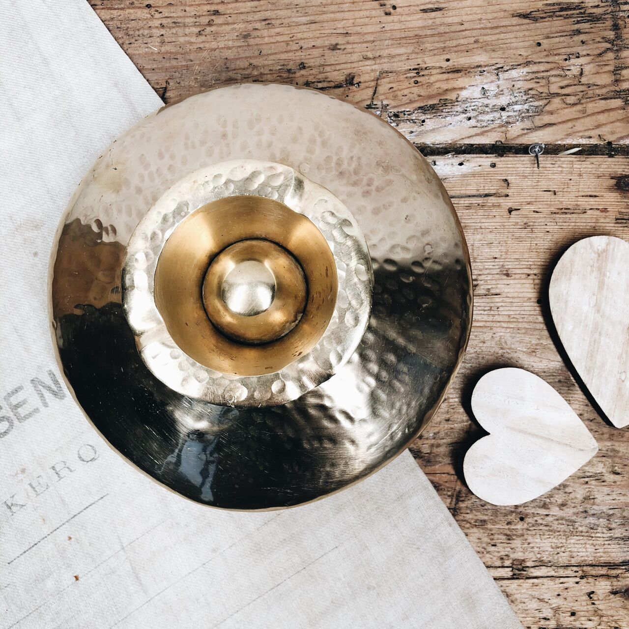 Vintage "saucer" ashtray in hammered brass