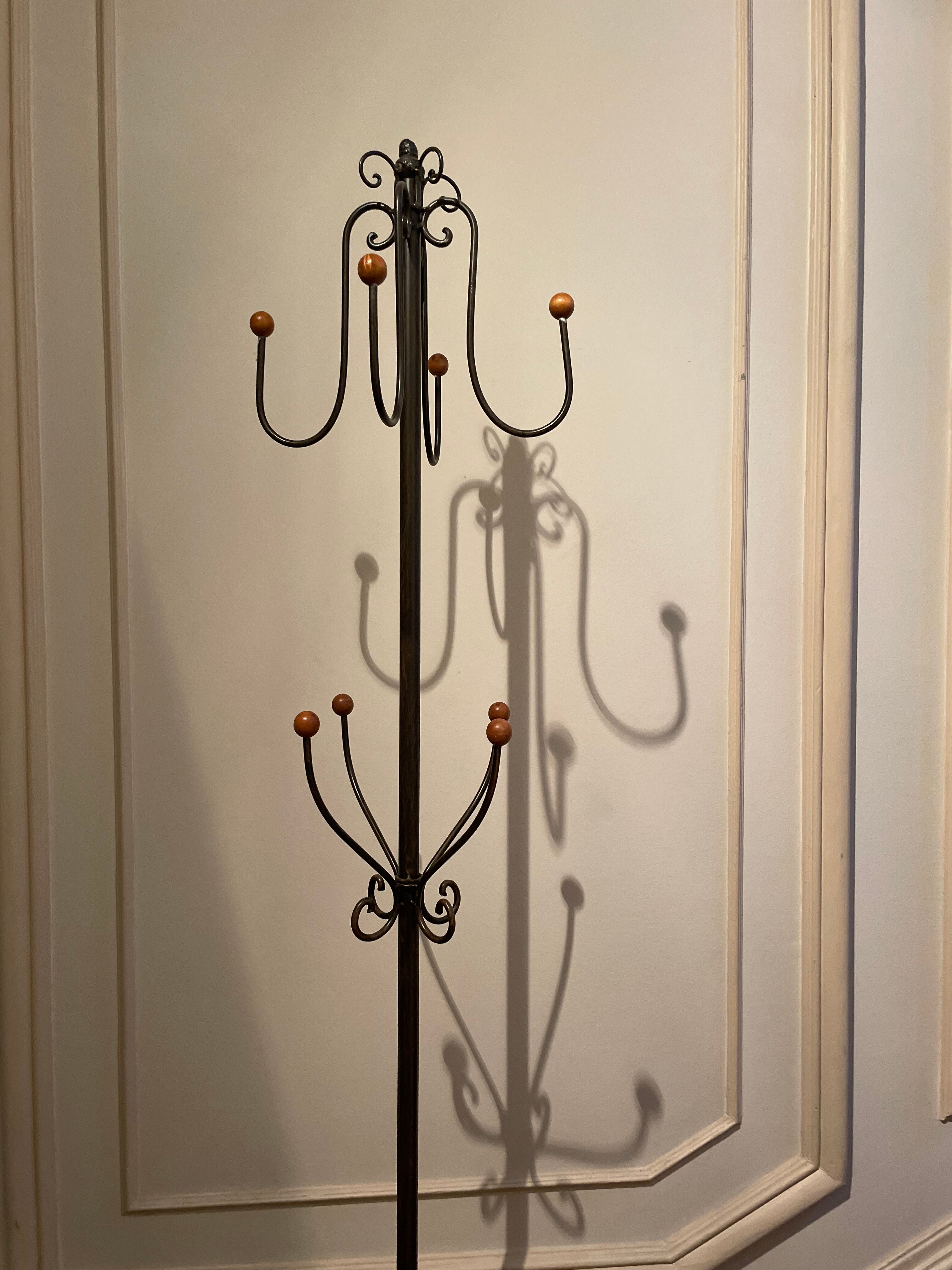 Pedestal coat rack