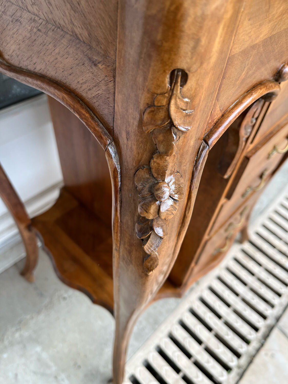 Dressing table in wood marquetry