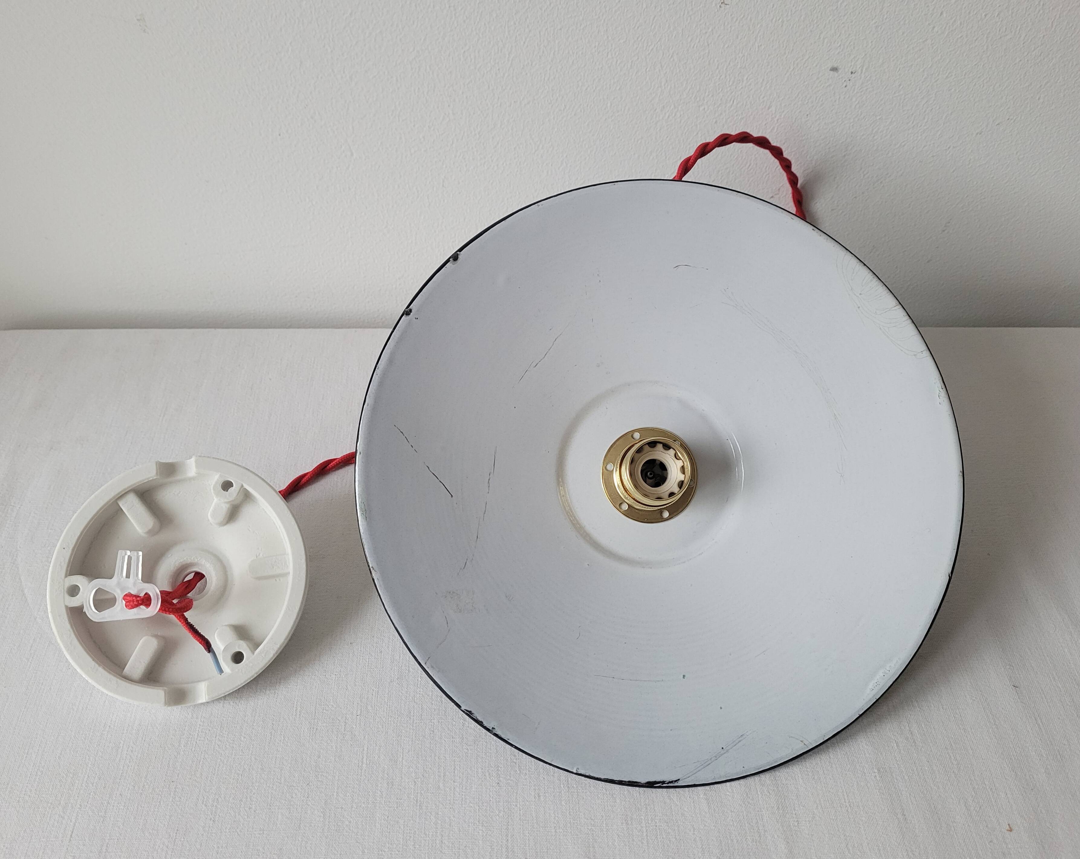 Enamelled sheet metal pendant light