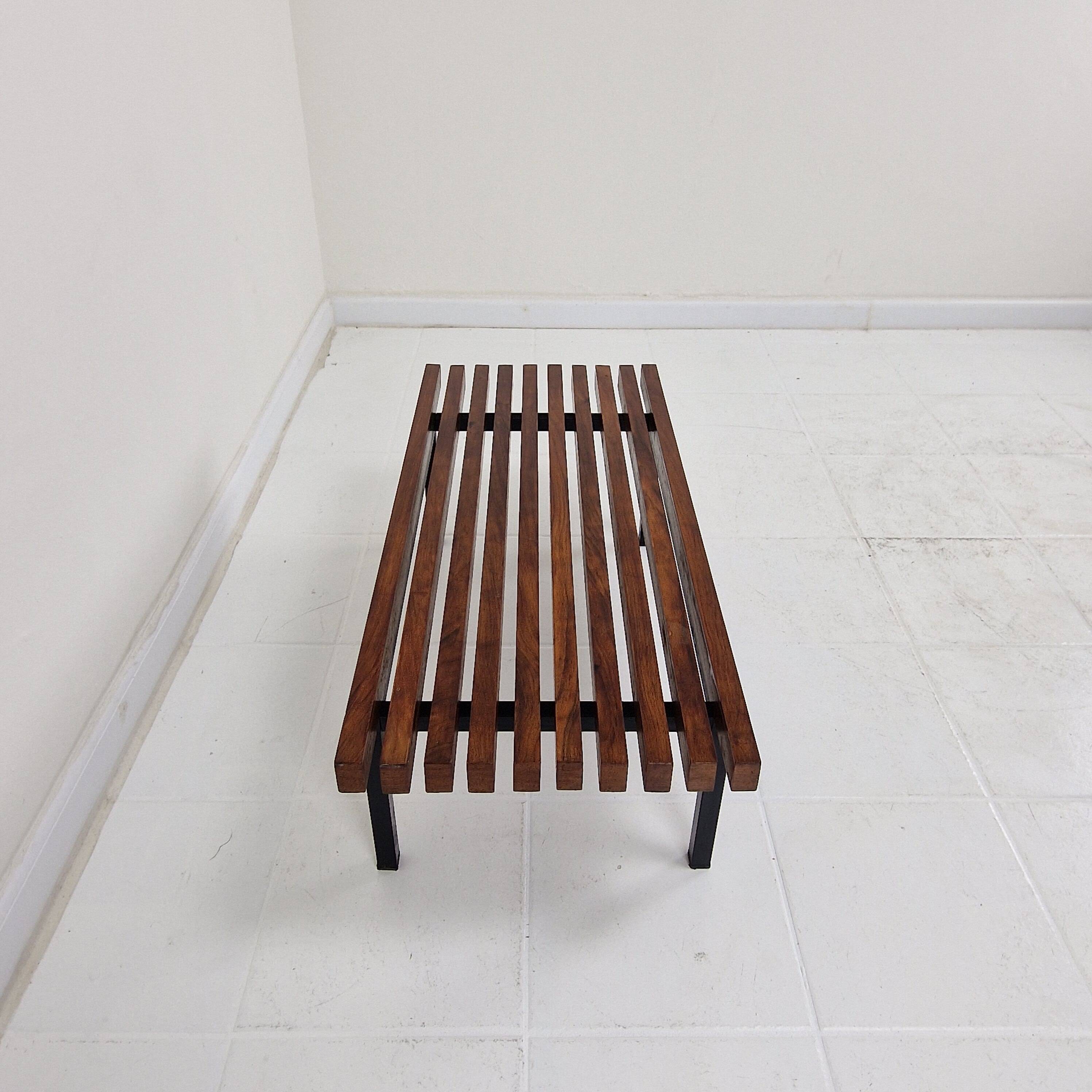 Banc en bois à lattes italien / table basse, 20e siècle