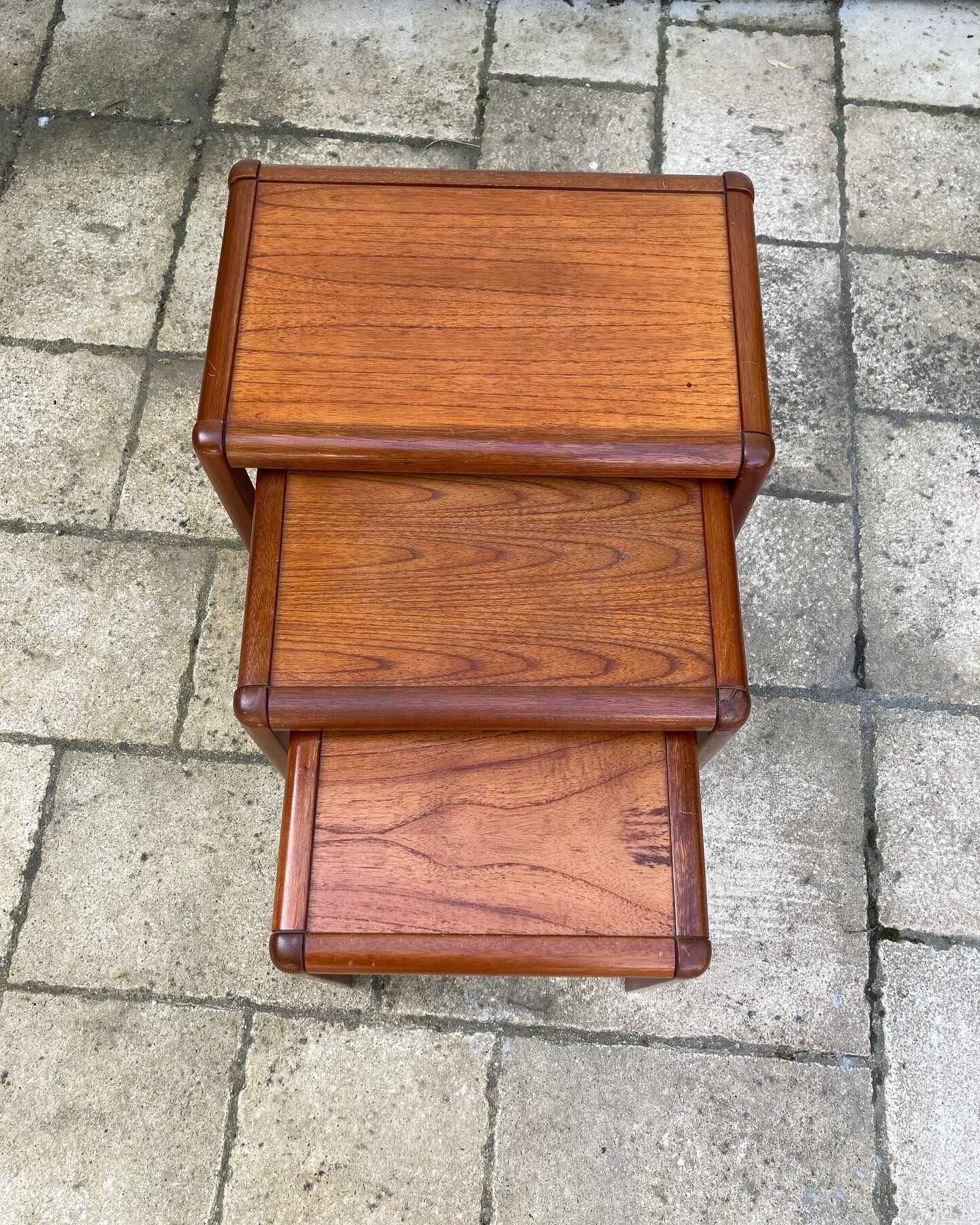 Scandinavian trundle table