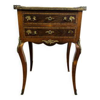 Table de chevet marquetée de style Louis XV