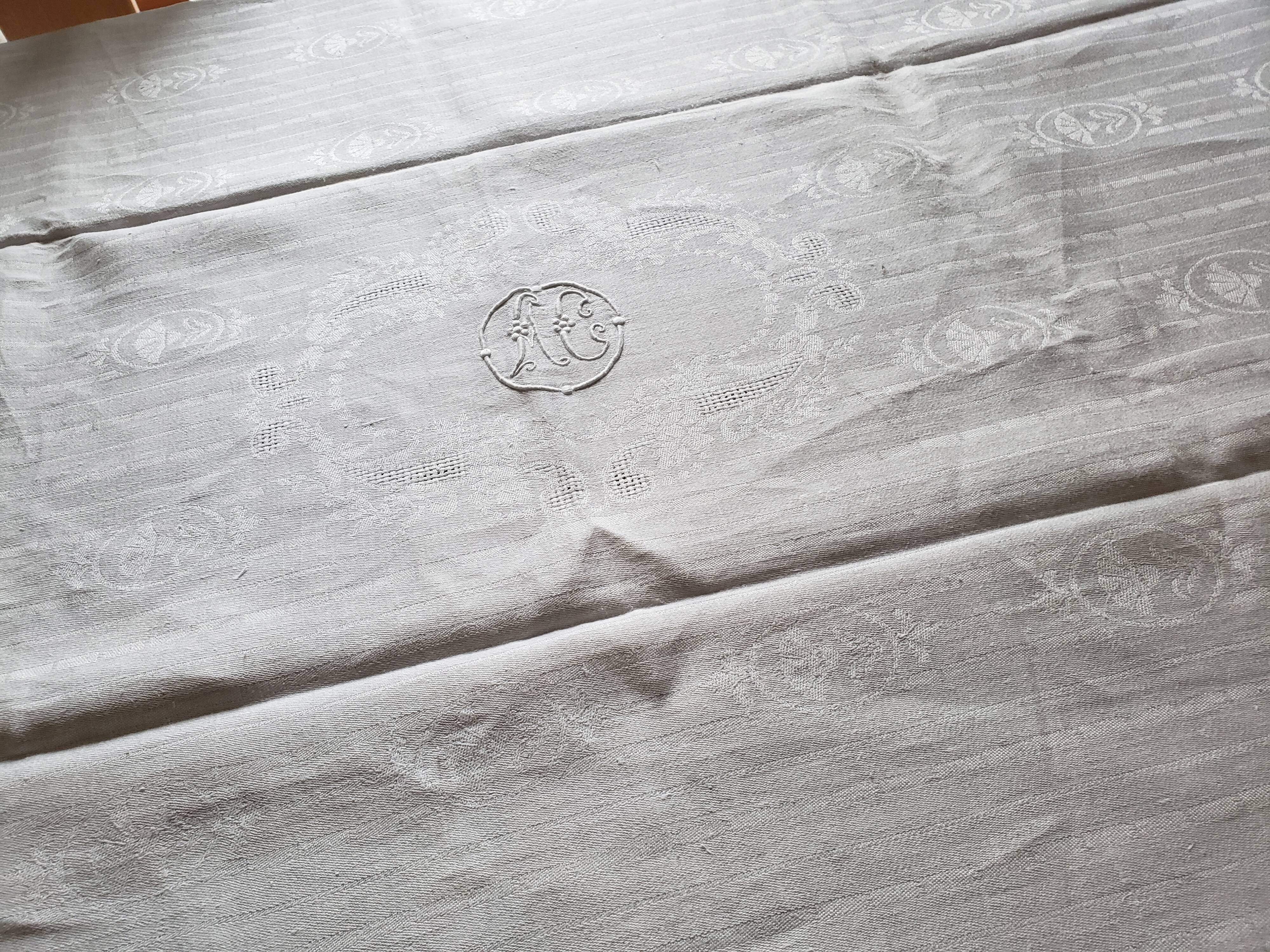 Nappe ancienne damassée + 12 serviettes