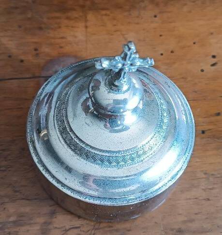 Custode antique en laiton argenté pour contenir des hosties, début du XXe siècle