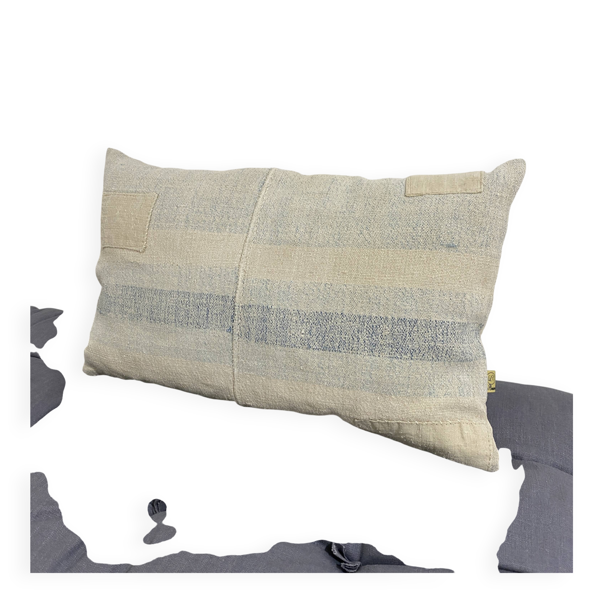Coussin artisanal en toile ancienne style Kilim