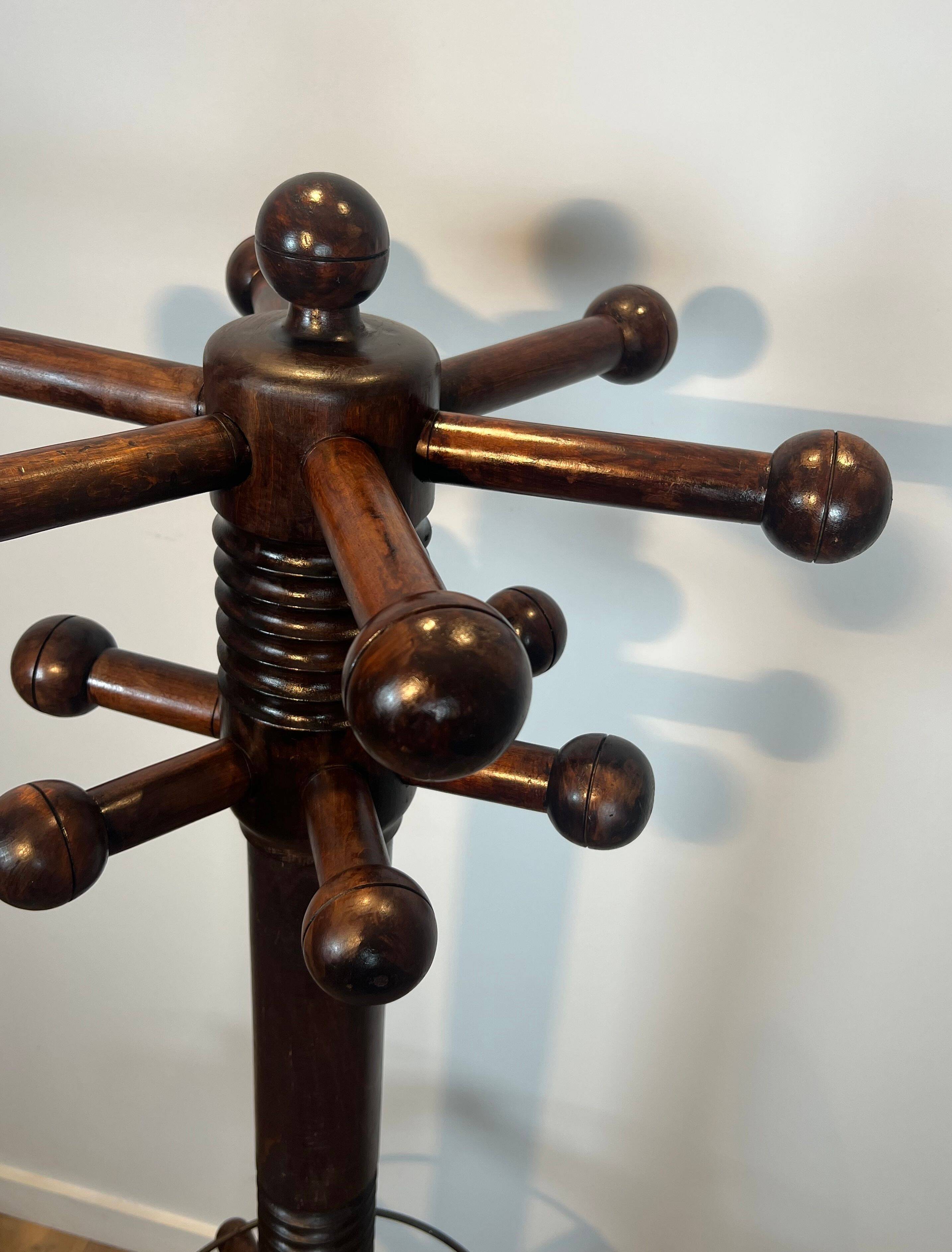 Portemanteau brutaliste en chêne sculpté de Charles Dudouyt