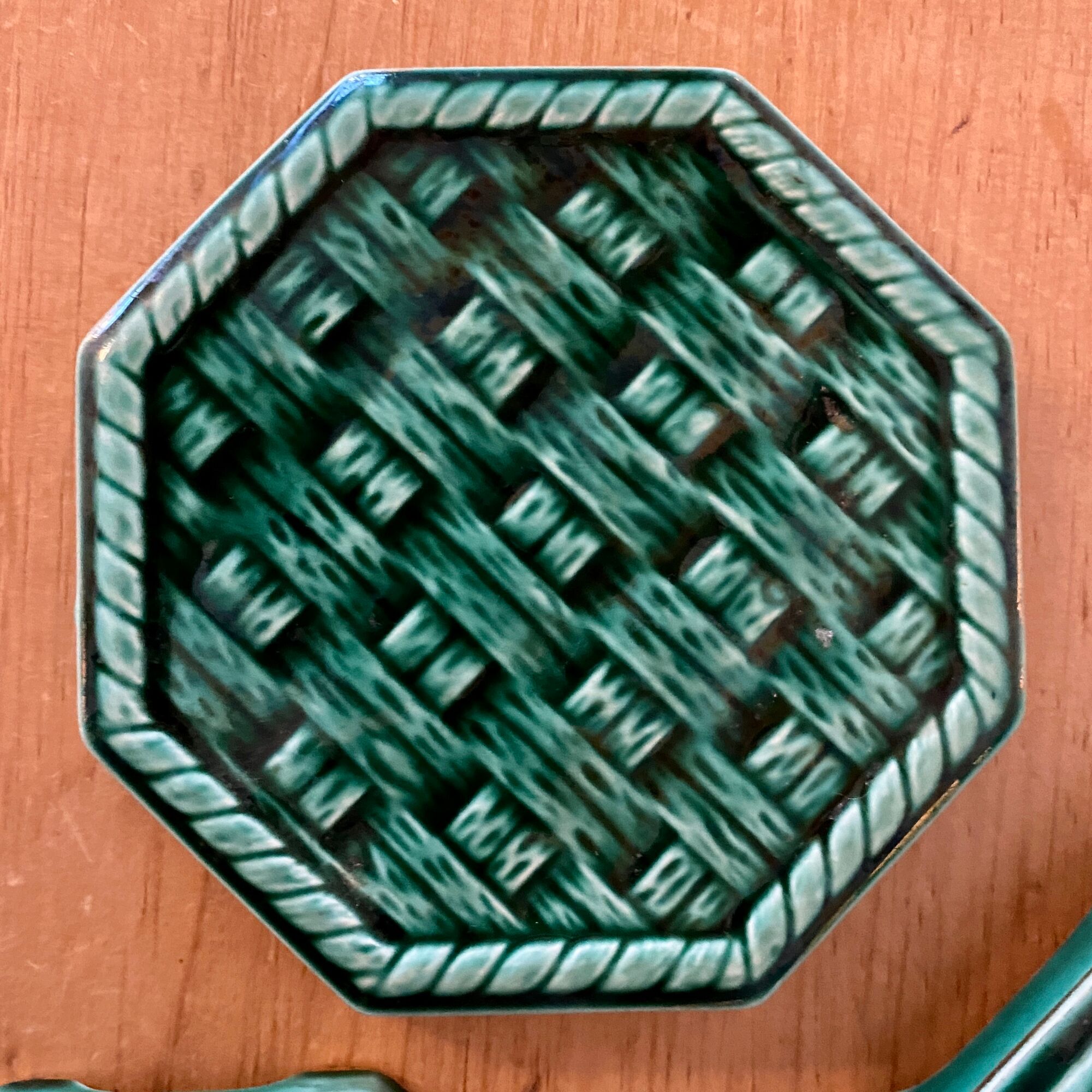 Set de un dessous de plat et deux dessous de bouteille vintage Digoin