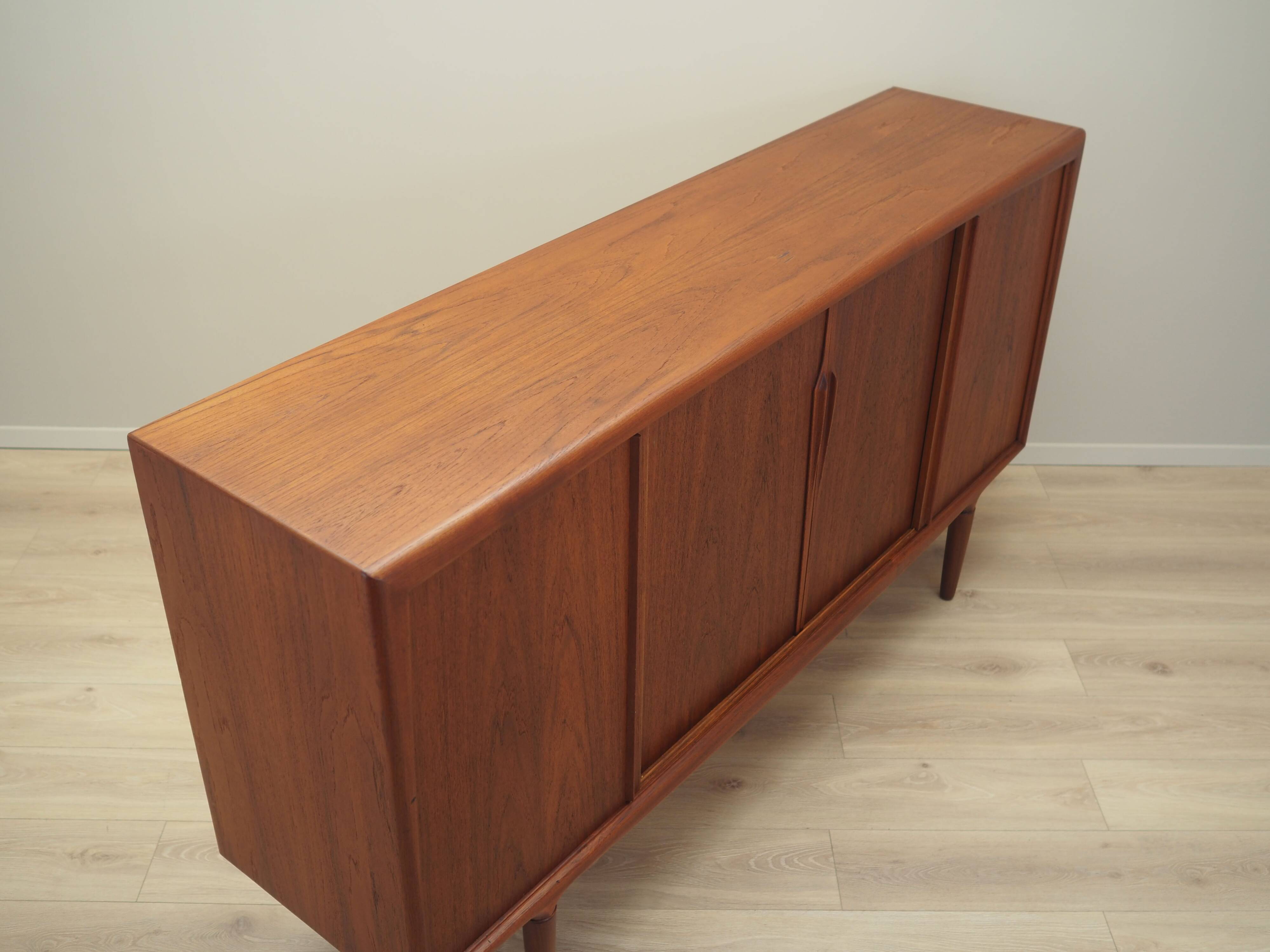 Buffet haut en teck, design danois, années 1960, production : Omann Jun