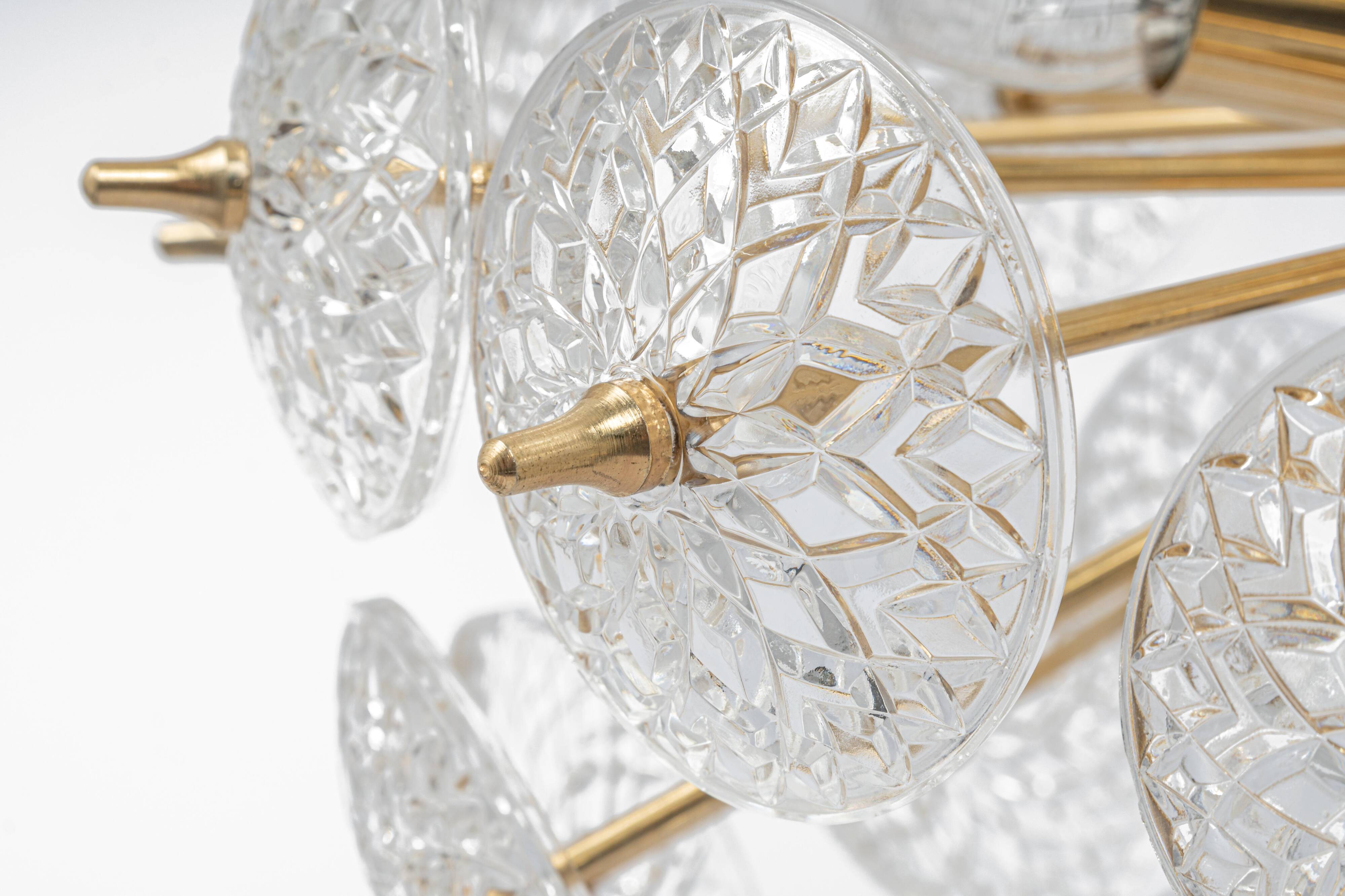 Grand superb Sputnik floral chandelier in glass and brass, Germany, 1960s.