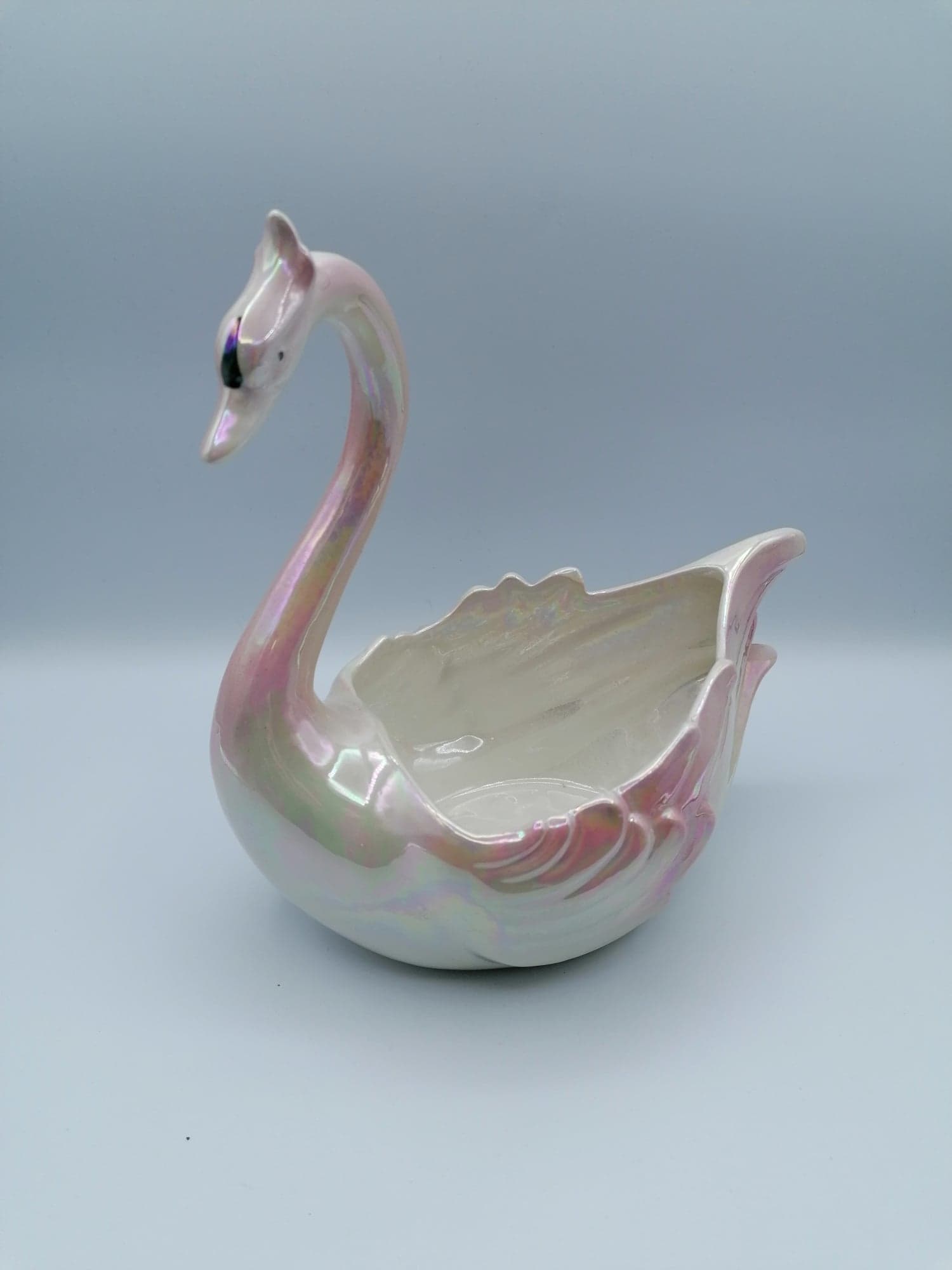 Porcelain swan pot cache