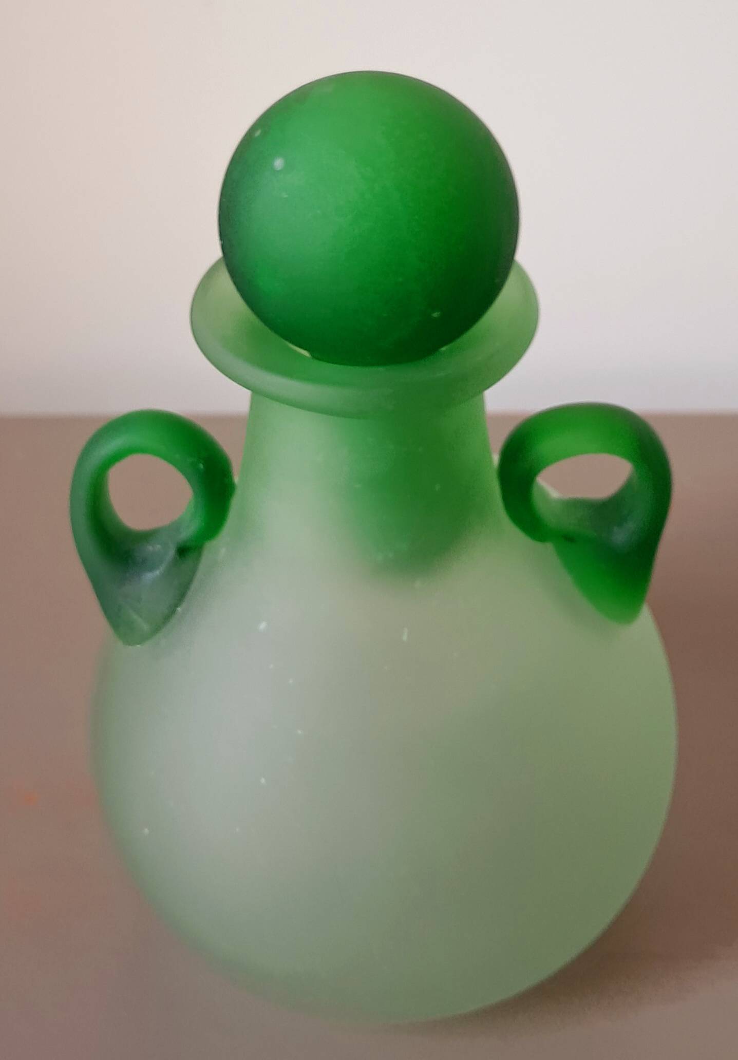Fiole à oreilles, de couleur verte, en pâte de verre de murano