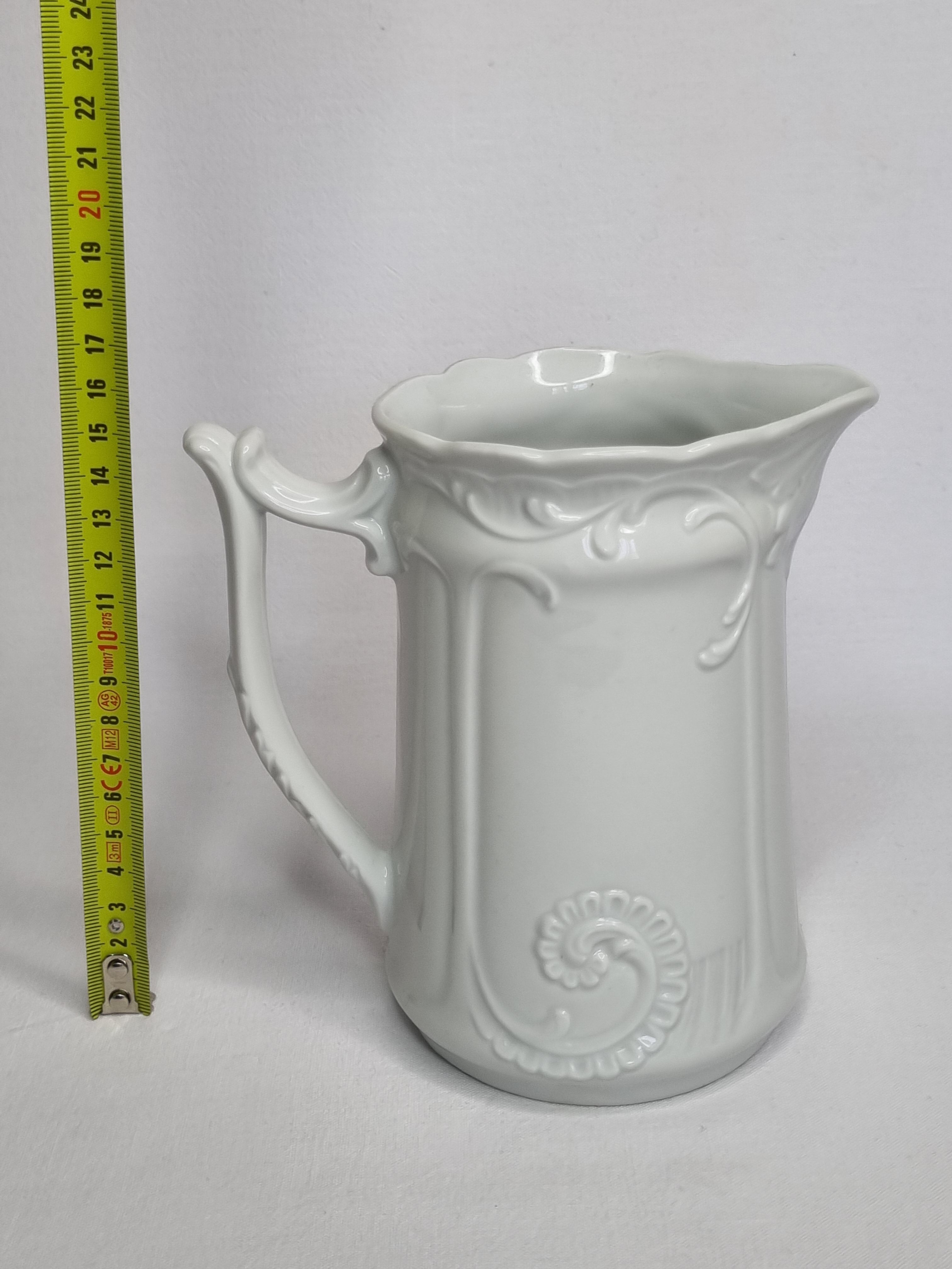 Pitcher in enamelled white porcelain, 16 cm
