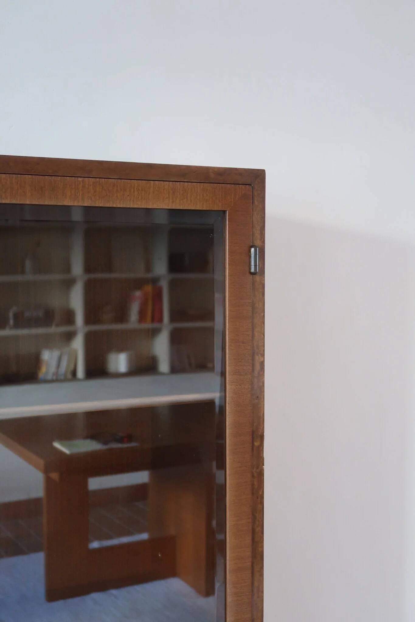 Bibliothèque vitrée en noyer, esprit Art déco, années 60