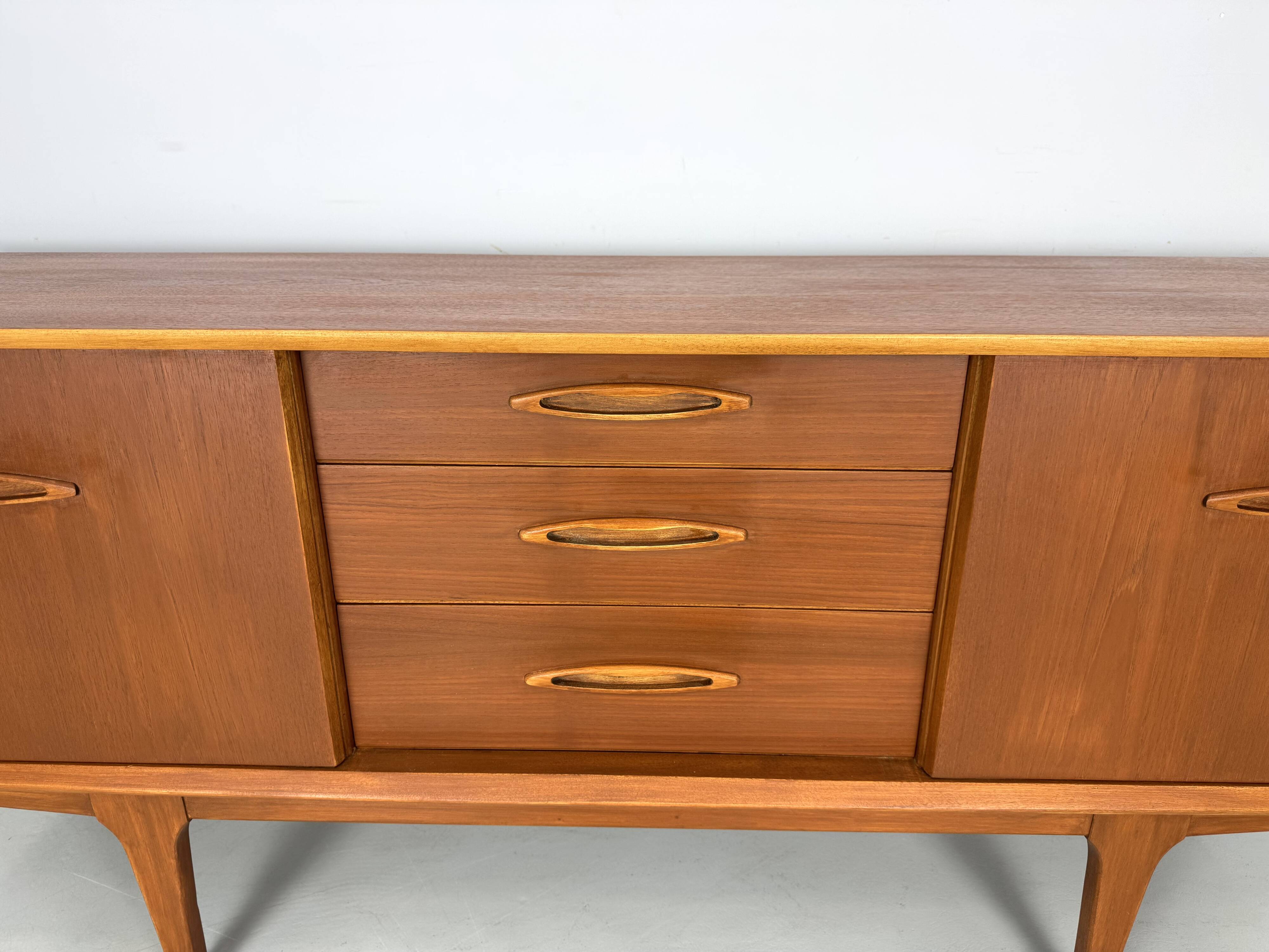 Buffet vintage par Jentique des années 1960.