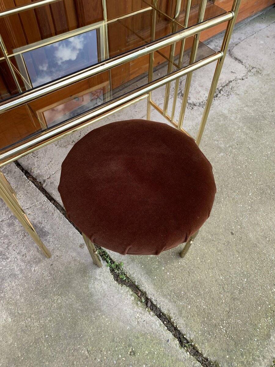Hairdresser and vintage stool in gilded brass and mirror — brown seat, straw yellow accents.