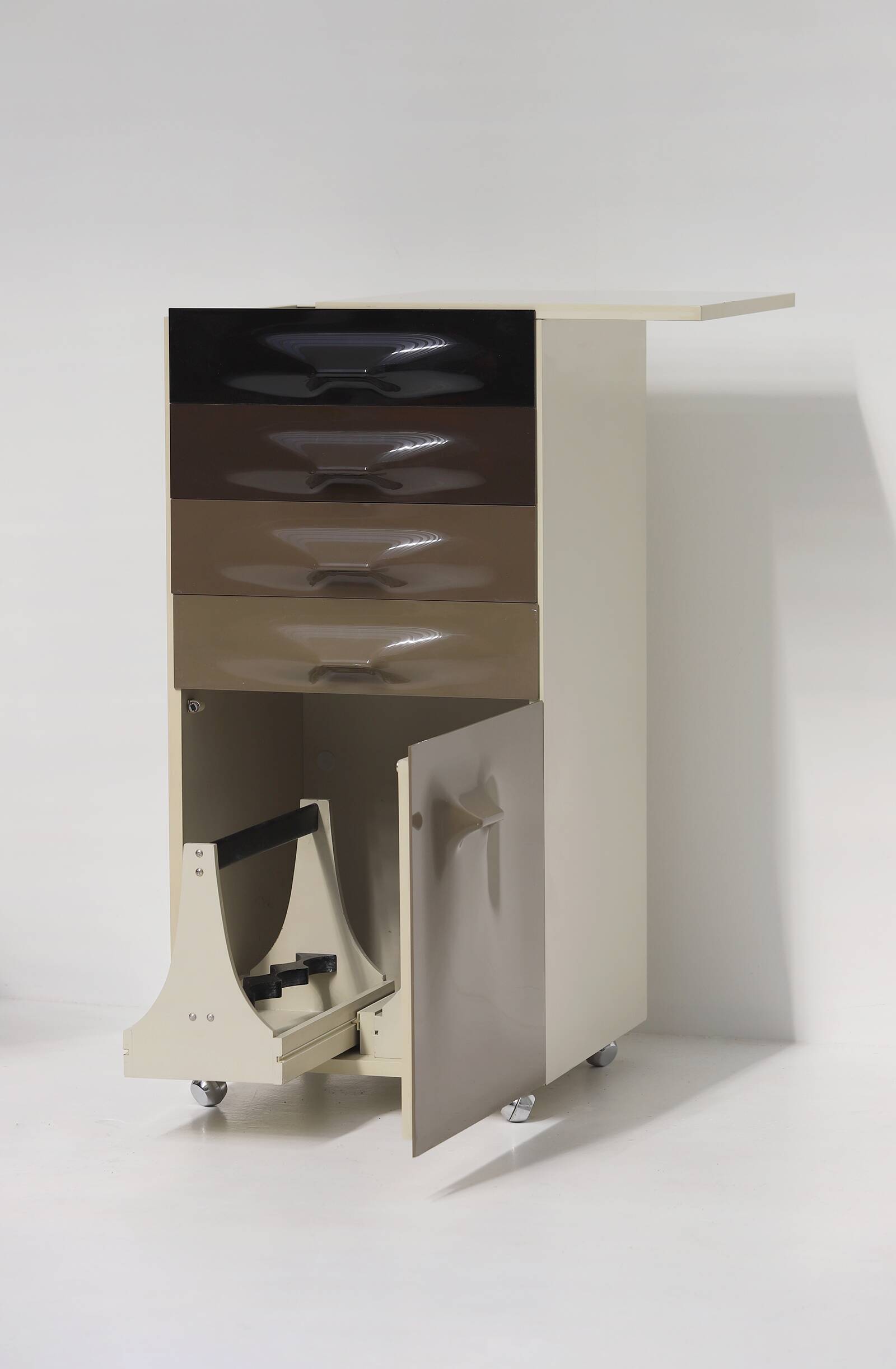 DF2000 trolley bar cabinet by Raymond Loewy for the Doubinsky Frères 1968