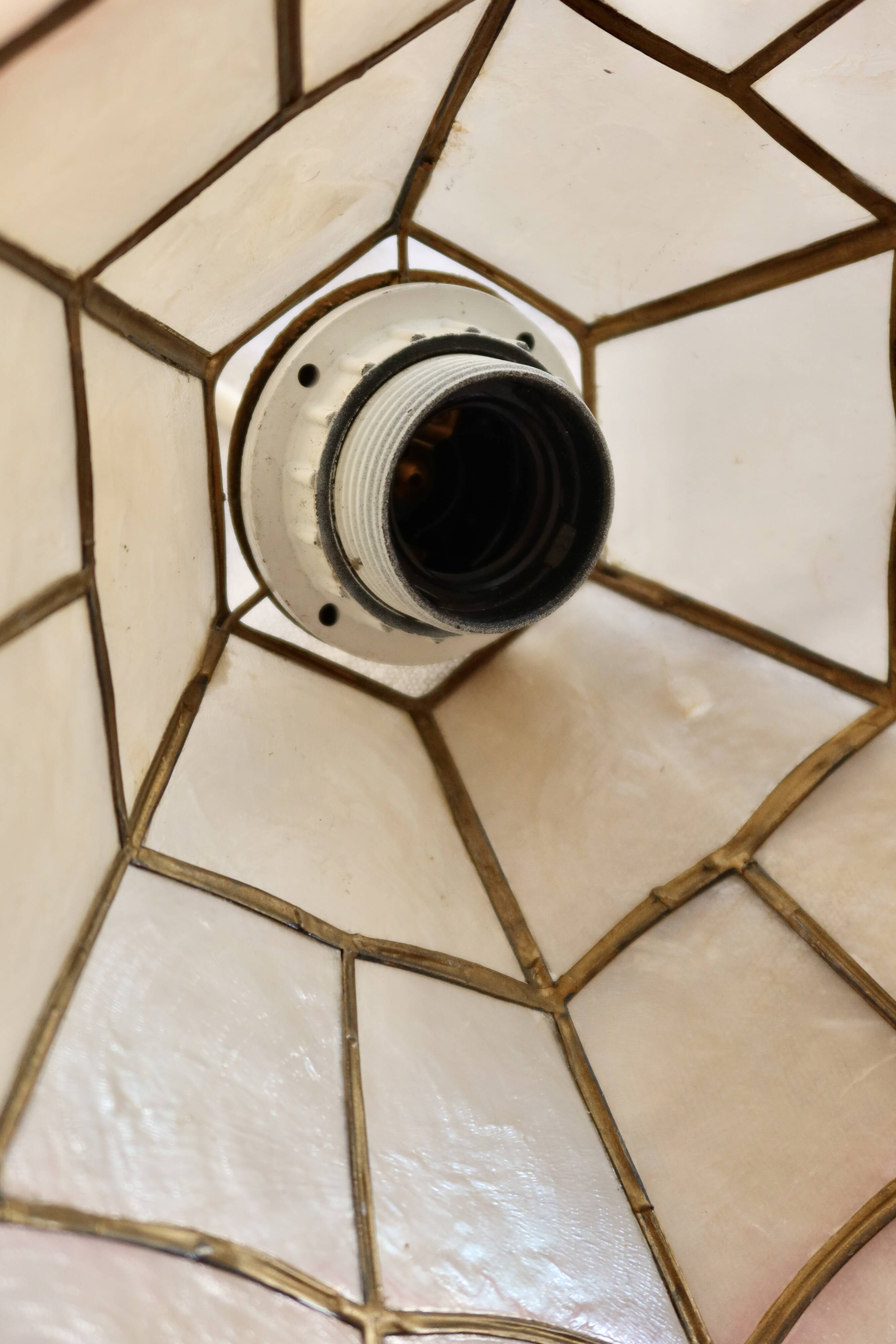 Vintage suspension in pink mother-of-pearl – Stained glass style