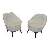 Paire de fauteuils Mid-Century en fausse fourrure blanche et pieds en hêtre