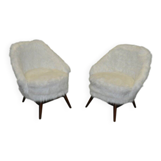 Pair of Mid-Century armchairs in white faux fur with beech legs.