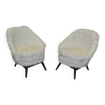 Paire de fauteuils Mid-Century en fausse fourrure blanche et pieds en hêtre