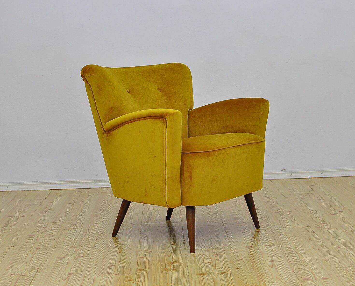 Fauteuil en velours jaune du milieu du siècle, années 1960