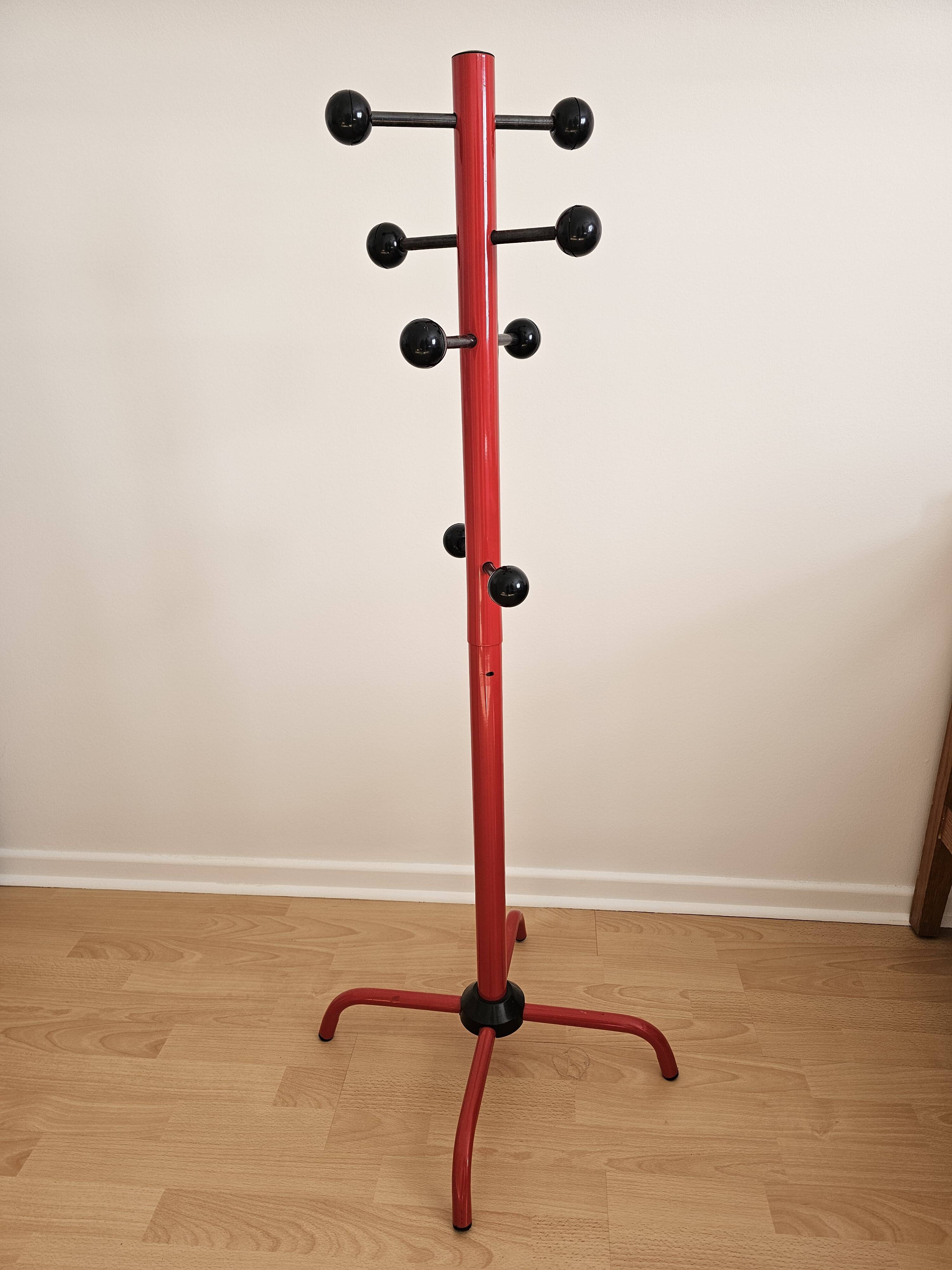 Portemanteau sur pied noir et rouge, Italie 1980 | Selency