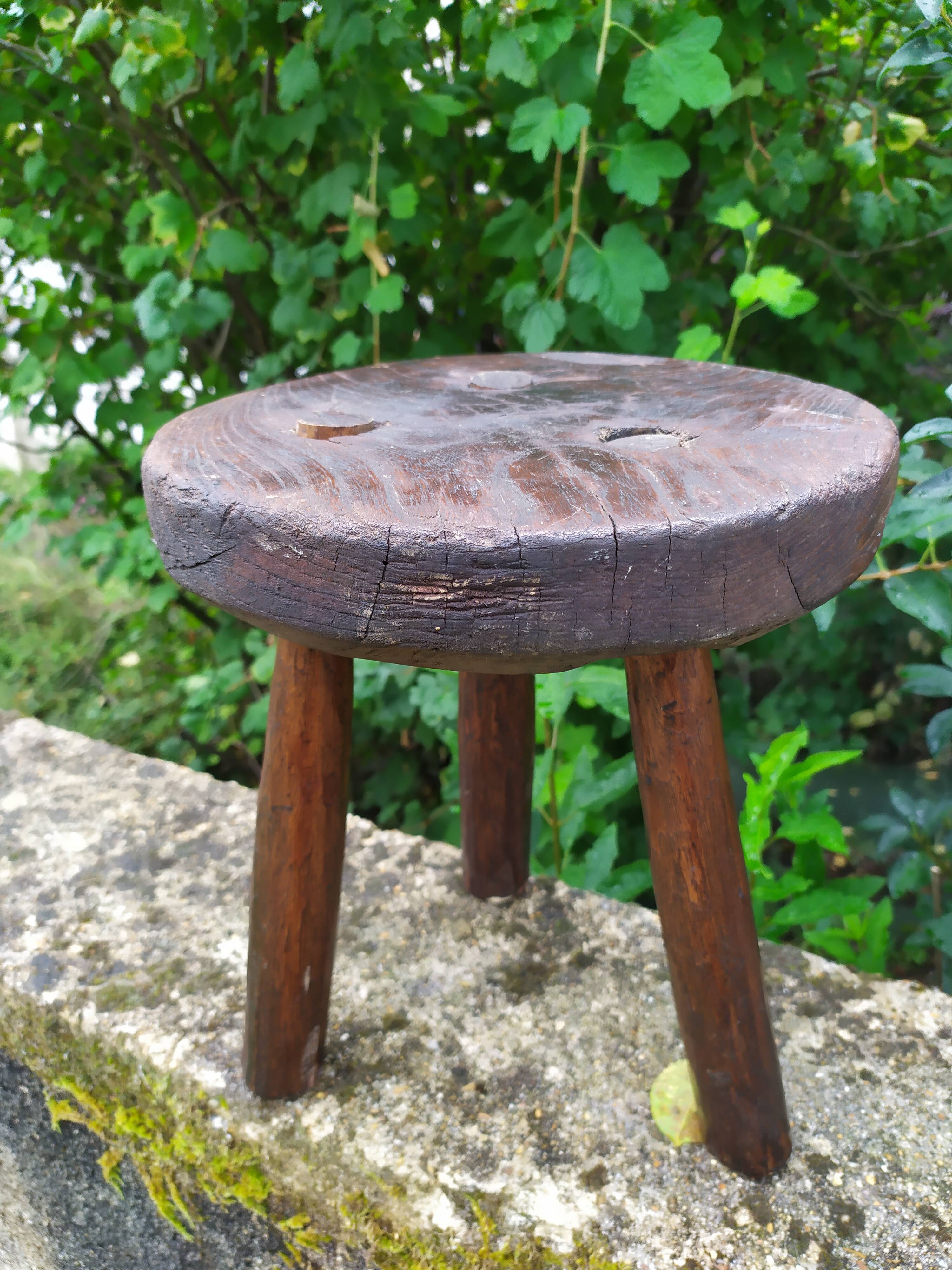 Tabouret tripode en bois brut