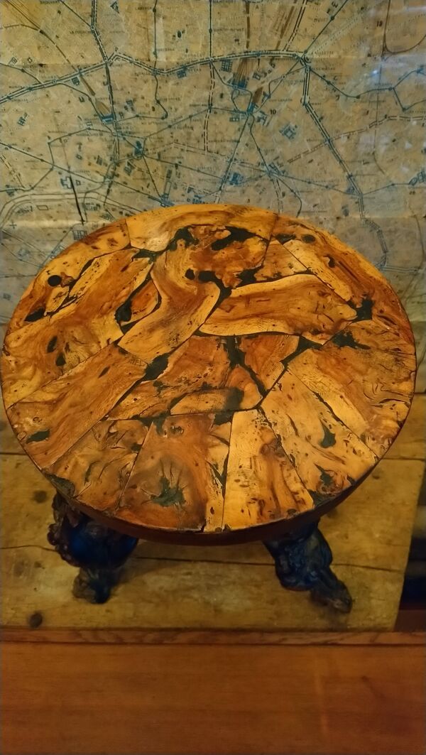 Tabouret brutaliste tripode en cep de vignes