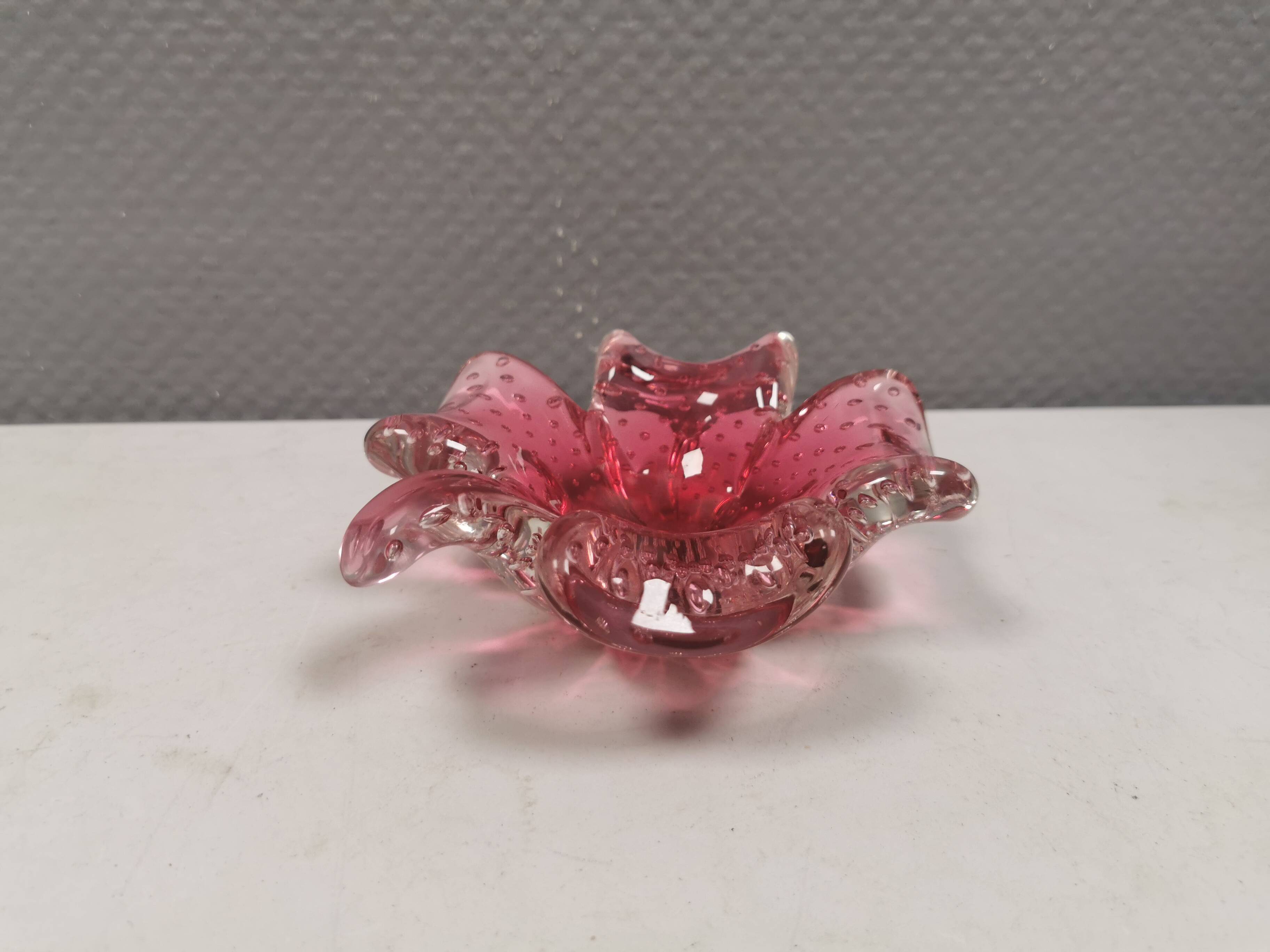 Stylish Murano glass bowl/ashtray in pink, shaped like a four-leaf clover.