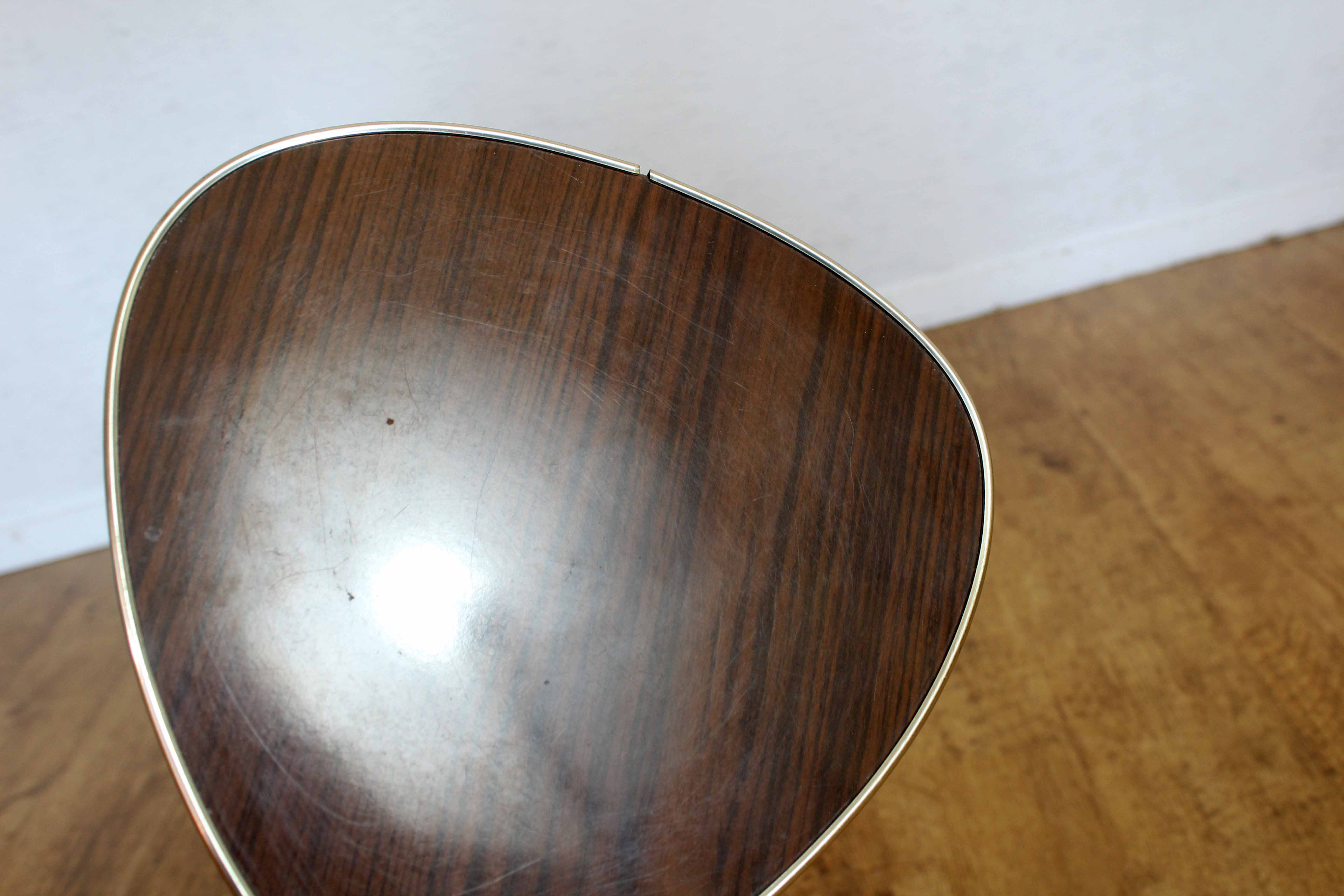 Tripod pedestal tableformica