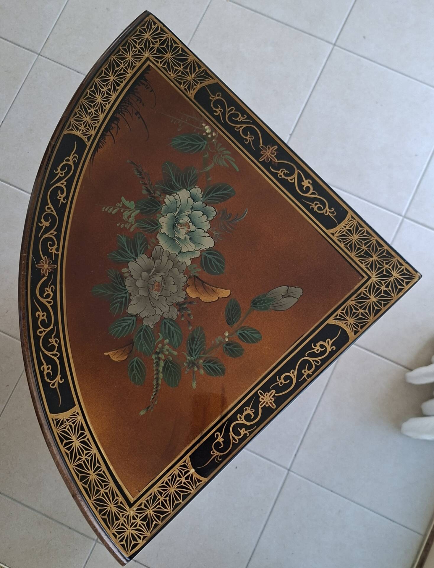 Meuble d'angle en bois laqué et peint à la main —  style asiatique