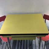 Table en formica jaune et 2 chaises rouges