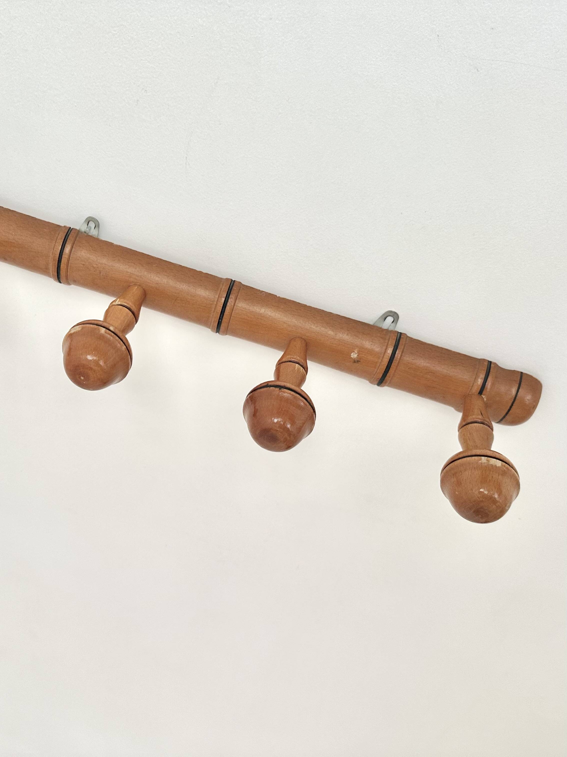 Wall-mounted coat rack in bamboo effect wood