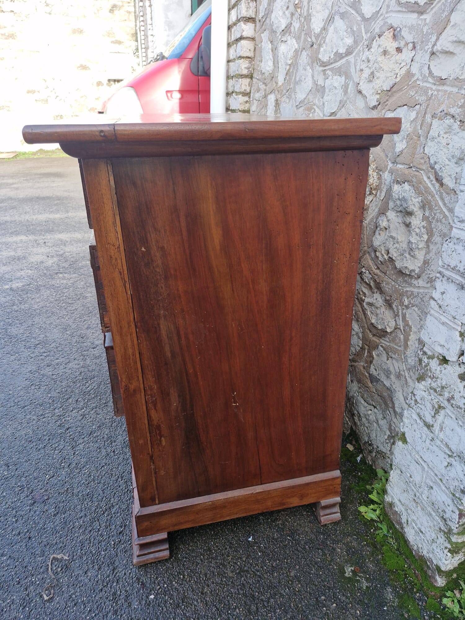 Chest of drawers