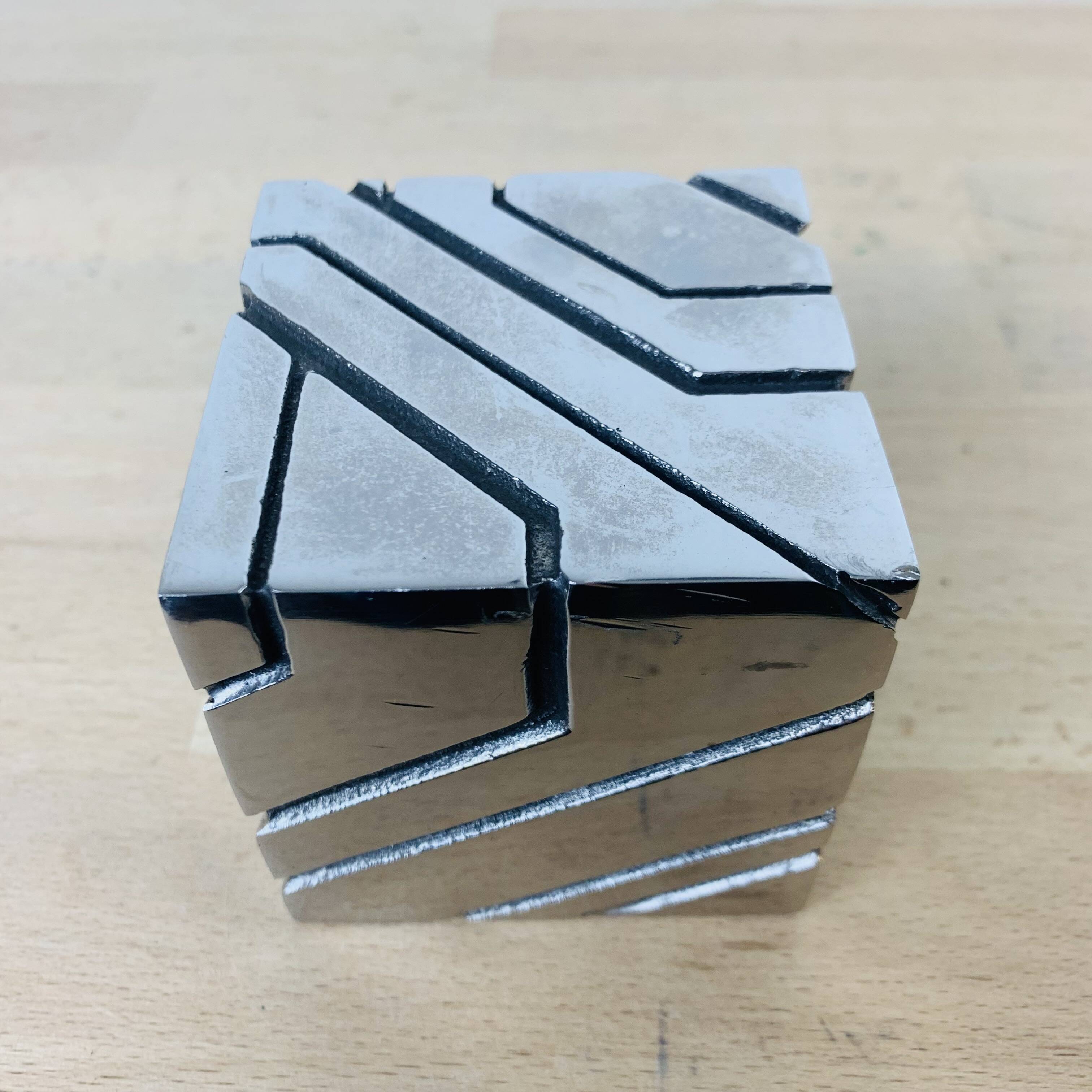 Pot à crayon brutaliste cube métal