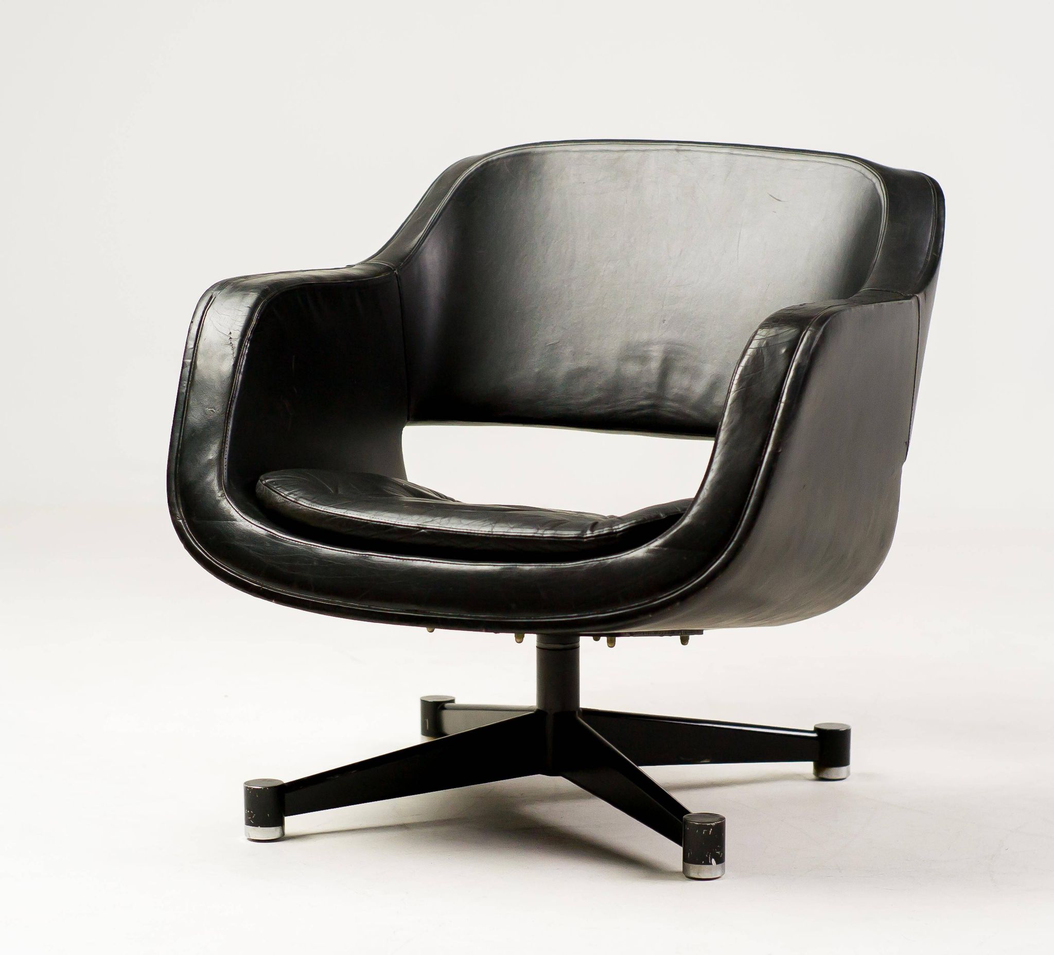 Black leather chaise longue by Olli Mannermaa for Finnart Ab, Finland, 1970